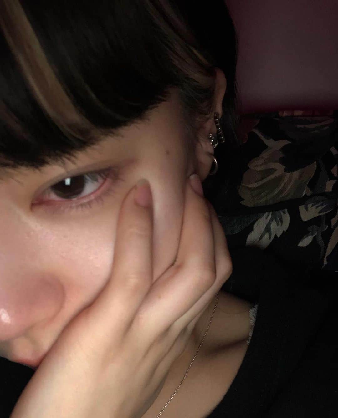 のインスタグラム：「#スギ花粉#許さねぇ#おやすみ♡」