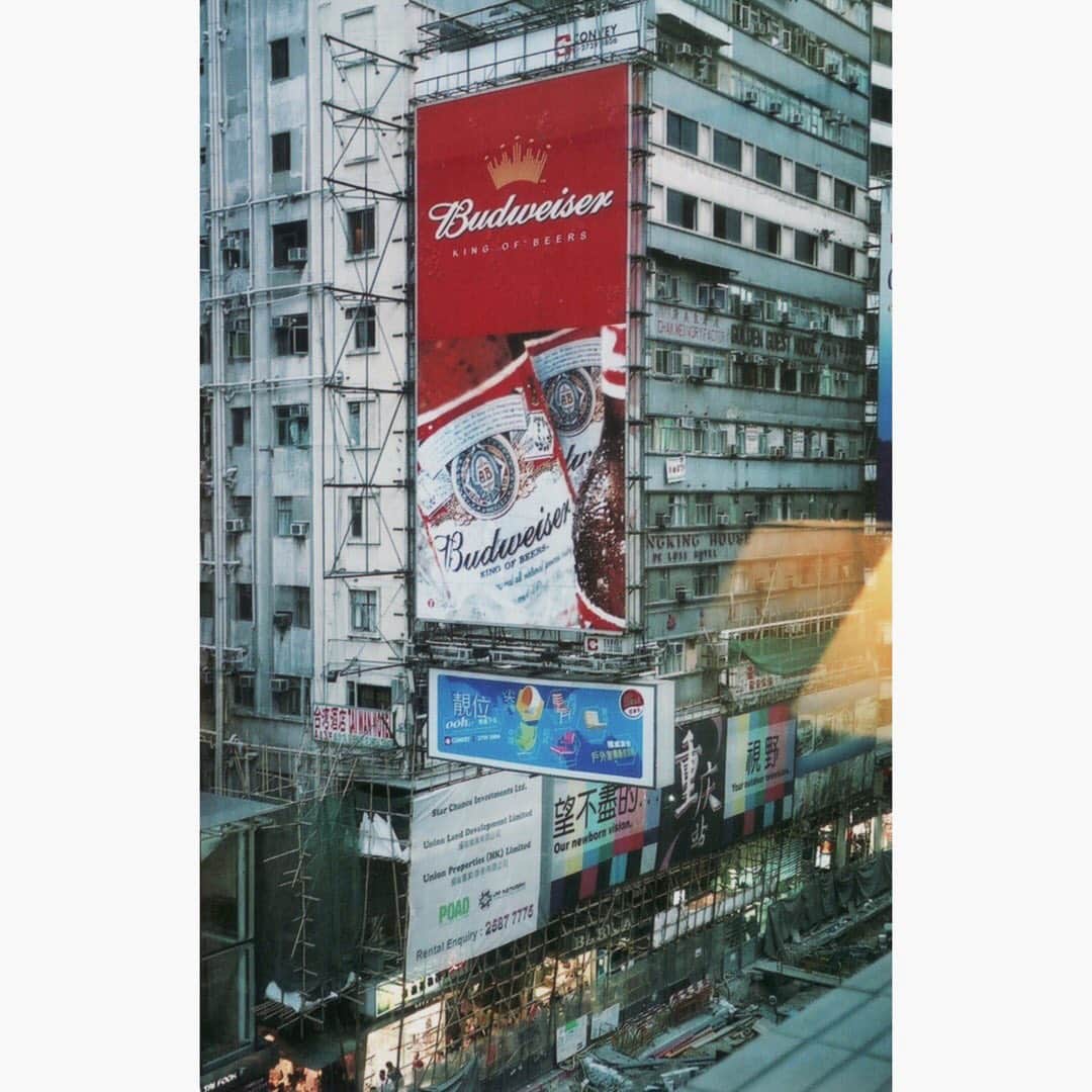 sunday_722のインスタグラム：「*﻿ 2004年10月の﻿ 香港フィルム写真﻿ 尖沙咀の﻿ ハイアットリージェンシー﻿ ホテルの部屋から撮影﻿ チョンキンマンションの﻿ 広告塔など、香港らしい﻿ 風景が見れた頃﻿  17/10/2004﻿ ﻿  #重慶大廈﻿ #busystranger﻿ #film﻿ #filmphotography﻿ #フィルム写真﻿ #懷舊香港﻿ #storyofthestreet﻿ #streetphotographyinternational﻿ #streetphotography﻿ #street_minimal﻿ #tv_pointofview﻿ #streetclassics ﻿ #capturehongkong﻿ #zolimahongkong﻿ #allabouthongkong﻿ #discoverhongkong﻿ #SPHKCollective﻿ #awersomehongkong﻿ #samewheremagazine﻿ #unlimitedhongkong﻿ #hkig﻿ #reframinghk﻿ #香港中毒﻿ #gominimalmag﻿ #waytohk_sunday_722﻿ #indies_minimal﻿ #streetsgrammer﻿ #vimpt﻿ #vimptfreeprint﻿」