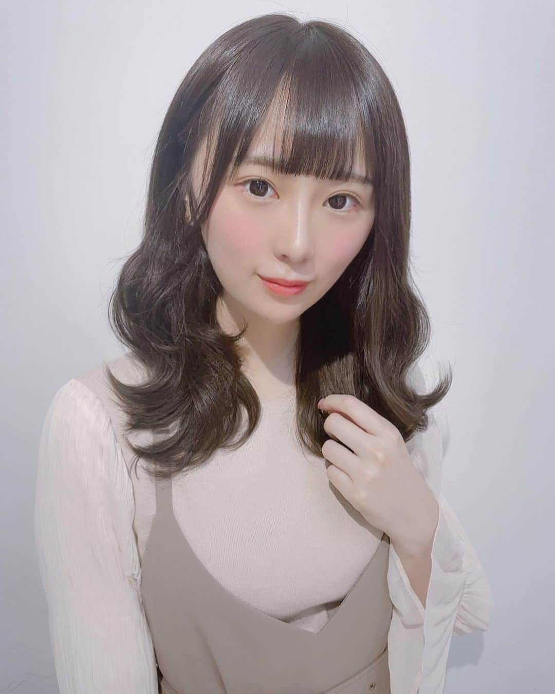 長沢菜々香のインスタグラム：「エクステ付け替えたよ〜 前回より明るめのアッシュにした！　 3ヶ月も持つの本当にすごい🥺✨  エクステはいつも @aoi_no_hairs さんでやってます。 大感謝〜」