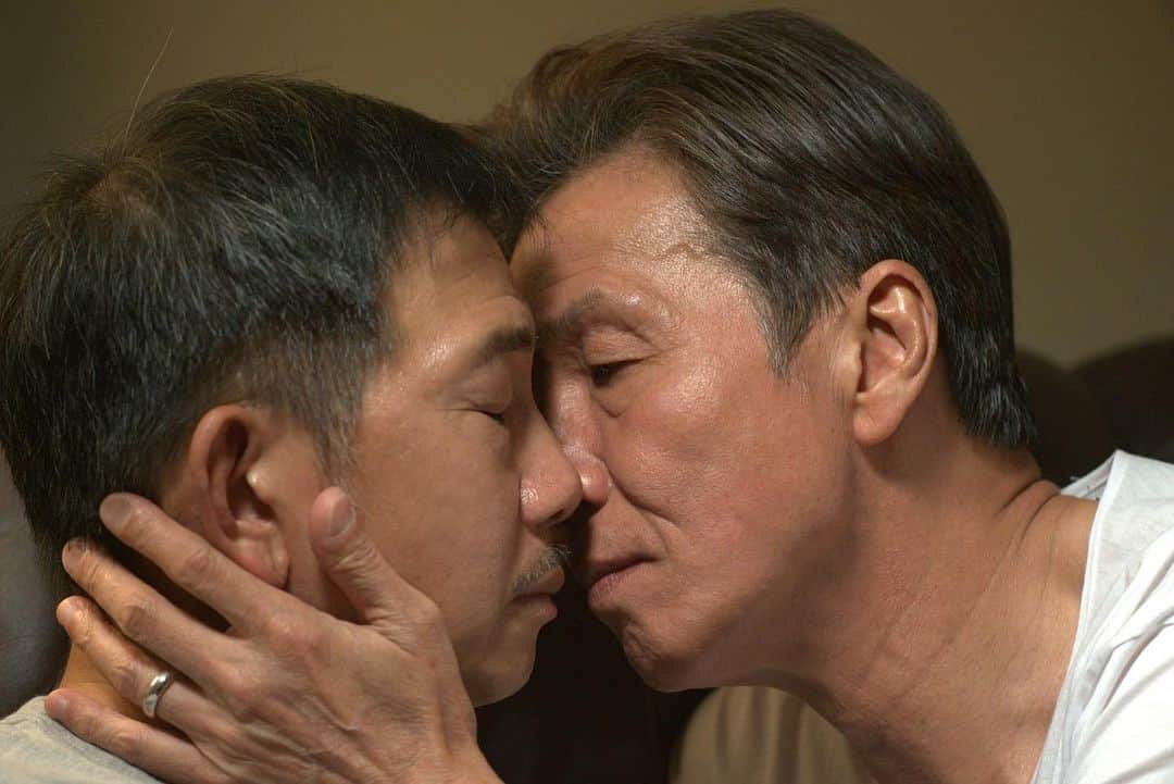 AnOther Magazineさんのインスタグラム写真 - (AnOther MagazineInstagram)「Twilight’s Kiss, a tale of two elderly gay men finding love in Hong Kong⁠⁠ ⁠⁠ Arthur Tam (@bornstylish) speaks to director Ray Yeung about his new feature, which offers a meaningful and refreshing portrayal of the inconveniences of ageing and romance, starring two elderly, closeted gay men who get another chance at love. Link in bio 📲⁠⁠ ⁠⁠ 📸 is Twilight’s Kiss, 2021」2月23日 23時08分 - anothermagazine