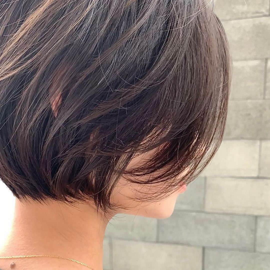 山内 大成 さんのインスタグラム写真 - (山内 大成 Instagram)「手ぐしだけでまとまる丸みショートボブ🥰💖 ・ ・ ・ ・ ご覧頂きありがとうございます😊 ・ #気まぐれ美容師✨完全予約制個室サロン🔑hair salon 『 i. 』(アイドット)CEOの山内大成です！✨ 【予約フォームの新規枠は気まぐれで空けます。】 【空きがない場合はDMにて『特別カット枠』30000円でカット致します。】 ・ ・ ＊毛量が多い ＊癖で広がる ＊収まりが悪い ＊小顔になりたい ＊美容院に迷ってる ＊スタイリングが難しい バッサリカットも気軽にご予約ご相談ください✨ ・ ・ ・ ⚠️料金体系と理念 ⚠️ ・ 一人一人を大切に、親身に向き合い、ご満足していただけますように『シャンプーから最後まで待つ1人で対応しております』☺️💖 そのお陰でリピートされる方が多く、新規の方が入る枠がなかなか空きません！ ・ ＊当日、無断キャンセル、大幅な遅刻等は施術代金の50％を頂きます。ご了承ください。 ・ ＊基本既存のお客様は今までの料金体系になります。 ・ ・ ・ 〜 menu 〜  これから一生付き合う人を大切にします。  ✂️カット(シャンプーブロー代込み)✂️ ○『 i. 』代表似合わせカット  【初回のみ¥15,000】 ・2回目以降　リピーターカット【¥10,000】 ＊既存の方はそのままのお値段です。 ＊既存の方も間が4ヶ月空いたら新規価格になります。 ○時間外(21:00〜9:00)or特別カット  【¥ 30,000) ※特別カットはご要望のお時間をDMよりお送りいただき相談となります。 ・ ・ ✂️ヘアカラー ○透明感カラー 【 ¥8,000】 ○i.独自透明感カラー【¥10,000】 (キレート効果、システイン酸抑制、保湿、架橋効果、過酸化水素、ph調整、アルカリ除去、消臭etc)  ○i.髪質改善天使の艶カラー【¥13,000】 (i.独自透明感カラーの効果とケラチン、セラミド、コラーゲン、シルクの原液を配合します) ☆簡単に言うと髪質改善とヘアカラーが混ざった感じです！  ☆21:00〜9:00 【¥24000】(時間外要相談) ○グレーカラー 【¥9000】 ○ダブルカラー 【¥ 18,000】 ○ハイライト 【¥ 9,000〜】  ✂️パーマ ○ゆるふわパーマ 【¥10,000】 ☆21:00〜9:00 【¥30,000】(時間外要相談) ○前髪パーマ 【¥3,000】 ○ストレートパーマ【¥25,000】  ✂️ トリートメント ○クイックトリートメント 【¥1,000】 ○モイストトリートメント 【¥4,000】 ○天使のトリートメント【¥8,000】 ○髪質改善トリートメント【¥20,000】 ○ヘッドスパ【¥10000】 ・ ＊クレジットカード、paypayもご利用頂けます。 ・ ・ ・ 👨‍👩‍👧‍👦recruit リクルート 👨‍👩‍👧‍👦 『 i. 』では僕の思いが気になる、新しい事、おかしいって思うこと、これからの人生輝いていきたい！そんな人を募集しております✨ ☆詳細はi.インスタ、ストーリー、HPをご覧ください！ ・ ・ ○○○○○○○○○○○○ ・ ⏰ご予約可能営業時間⏰ ・ 10:00〜19:00 営業時間外はご相談ください！ ・ ・  hair salon 『 i. 』omotesando  東京都渋谷区神宮前3-42-2 VORT III The salons 2F  C 🏢 (銀座線外苑前駅3番出口より5分✨)」2月23日 23時08分 - i._hair_tonsan