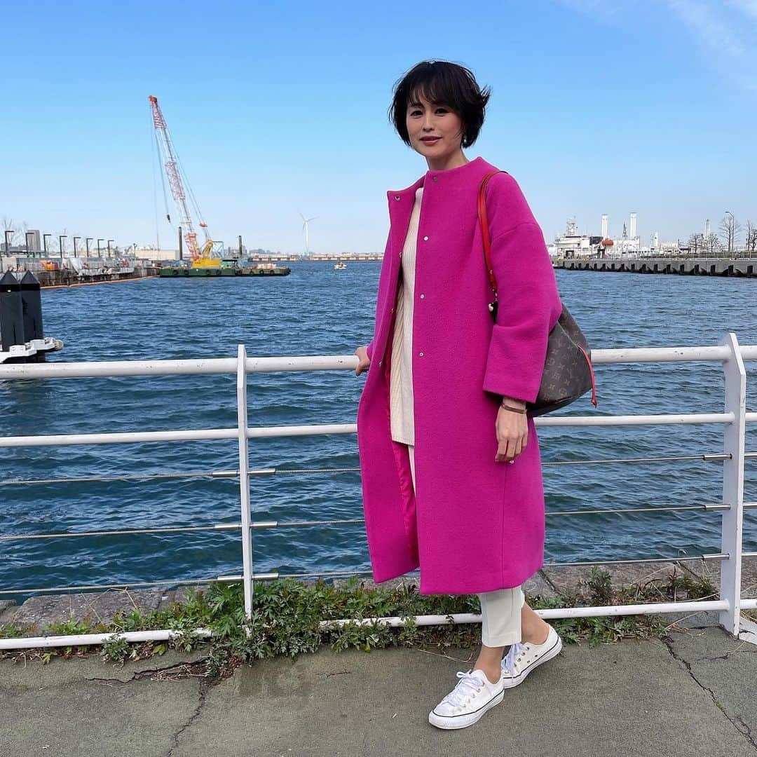 岩瀬玲のインスタグラム：「風は強かったけどいいお天気だったー✨  仕事以外で東京から出たの一年振りくらい💦 と言ってもランチだけして即とんぼ帰り😅  ゆっくりどこかに行きたいけど、ちょっとでも気分転換になりました✨  #ピンクが好き #とんぼ帰り #強風 #久しぶり」