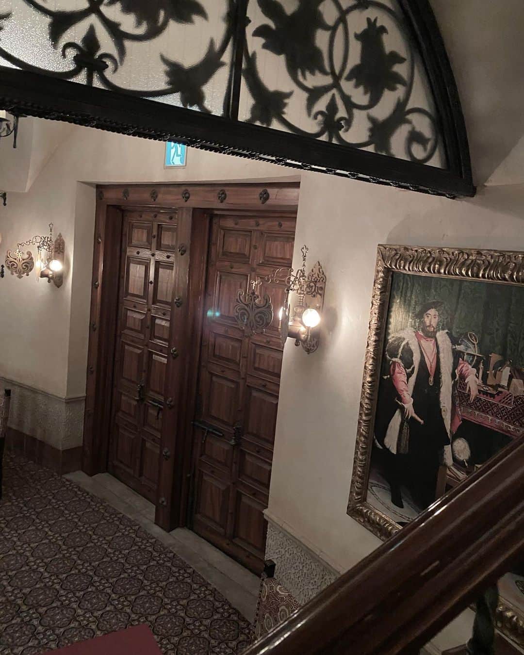 tiahy__さんのインスタグラム写真 - (tiahy__Instagram)「MAGELLAN’S  ディズニーシーの中で、マゼランズが一番大好きなレストランです.  歴史上初世界一周を成し遂げたことで有名なマゼランの名前から名付けられたこのレストラン.  ここには秘密の「隠し部屋」があることをご存知ですか？  お祝いごとや特別な日にはマゼランズを予約することが多いのですが、この隠し部屋にだけはまだ行ったことがなくて、とても気になっていました. そして、年末に訪れた際に、なんと、その「隠し部屋」に案内してもらえたのです🍷  この「隠し部屋」は探検家たちが冒険によって得た情報を報告するために使われており、 盗み聴きされないように、扉を本棚に見せかけてカモフラージュしています. . お部屋の中はワインセラーになっており、テーブル席がとても少ないので、異空間を感じることができ、とても貴重な時間を過ごすことができました🍾. . . ディズニーシーを訪れた際は、ぜひマゼランズへ🍽.  #magellans#bernard_taia#taiacostume」2月23日 23時12分 - tiahy__disney