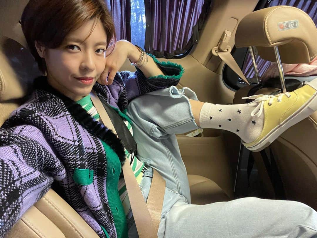 イ・ユンジのインスタグラム：「어제한머리,차에서한메컵,미리챙겨받은옷#체크부탁합니다언니들#발끝까지컨펌 #오늘은뒤집어입지않았다#조금많이작을뿐#애둘골반은어쩔수없나여#내골반만이런거아니쥬 엄마오늘촬영다녀올께ㅡ 요즘 엄마 왜케 바빠? 나 데리러올수있어?  응!오늘은 진짜진짜갈수있어 걱정마!딸!  약속이야 꼭 알았지?  약소옥! 사랑해딸 나도엄마사랑해! 쪽!  #오늘도엄마는달립니다」