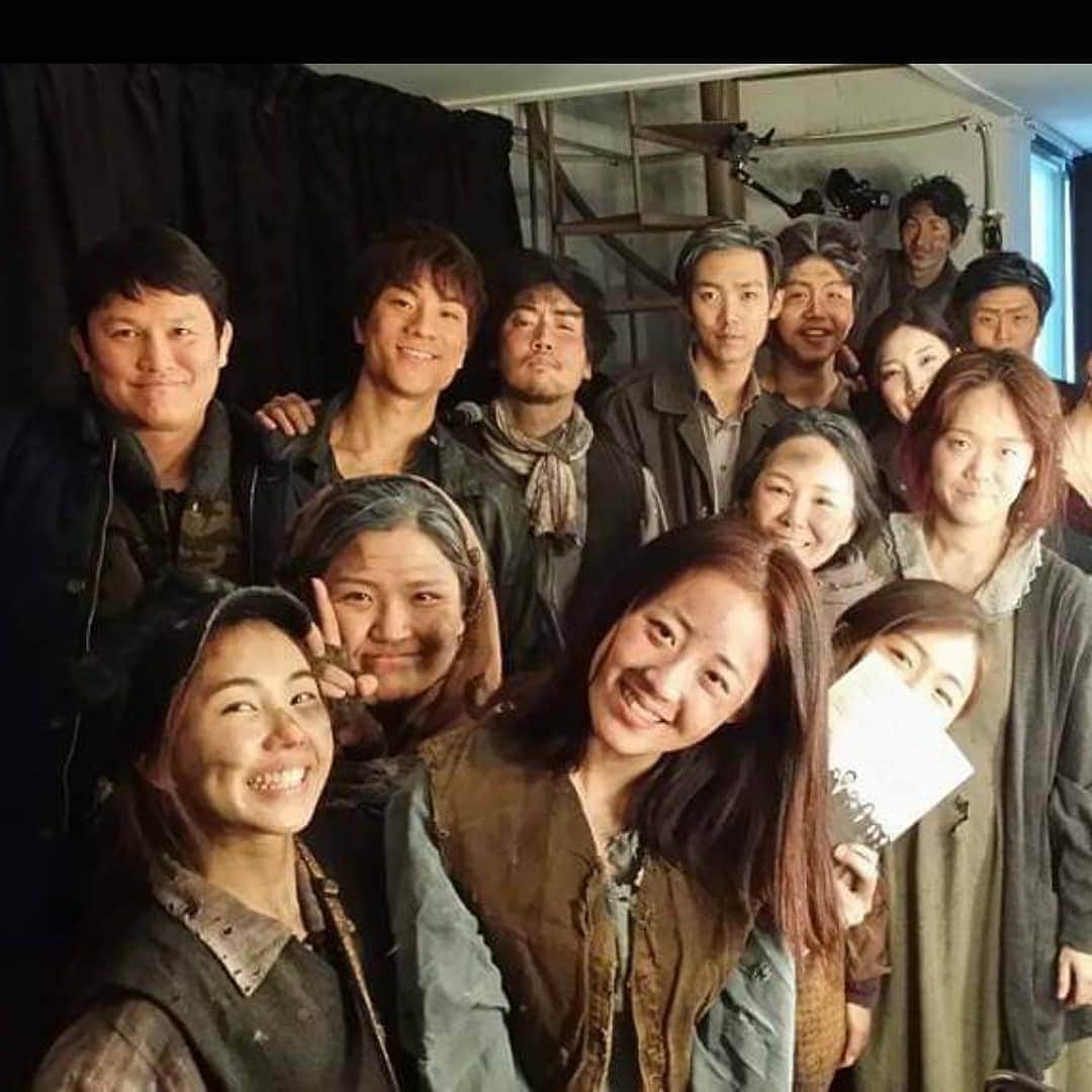 キム・スロのインスタグラム：「6년전오늘과 현재의오늘 .  우린 늘 뜨겁게 연극을 올린다. 무슨 업보마냥......아니 행복마냥....」