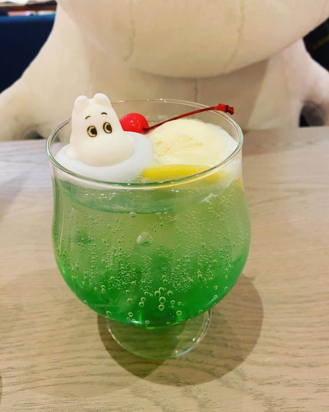 GLOWさんのインスタグラム写真 - (GLOWInstagram)「ムーミンカフェでムーミンが浮かぶドリンク飲みました🍹 ムーミンも席についてくれました。 2月26日発売のGLOW4月号の付録は、通常版がリトルミイの保温保冷バッグ、増刊がデジタルメモ。 よろしくお願いいたします！ #雑誌グロー　#ムーミン　#ムーミンカフェ　編集h」2月24日 10時05分 - glow_tkj