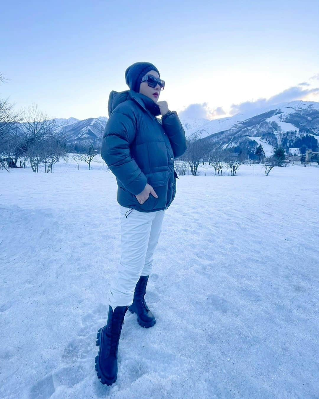 Syahriniさんのインスタグラム写真 - (SyahriniInstagram)「• Always A Mountain Lover !  _________________𝓢𝓨𝓡_______________  #PrincesSyahrini #Winter_February2021 #WinterWonderland」2月24日 10時07分 - princessyahrini