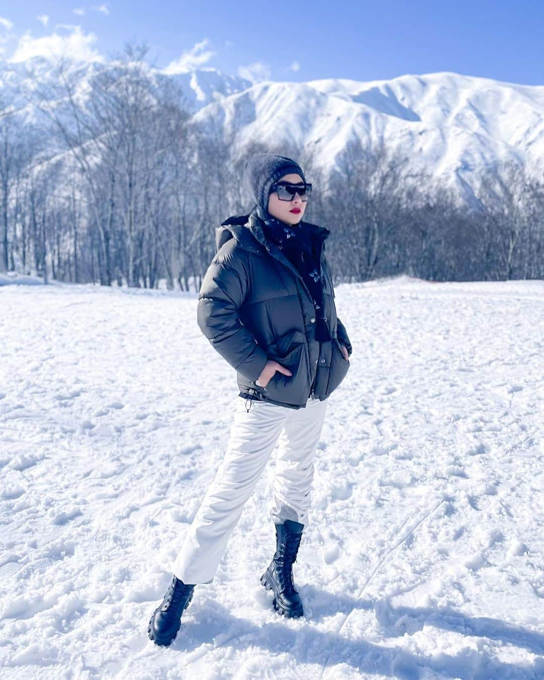 Syahriniさんのインスタグラム写真 - (SyahriniInstagram)「• Always A Mountain Lover !  _________________𝓢𝓨𝓡_______________  #PrincesSyahrini #Winter_February2021 #WinterWonderland」2月24日 10時07分 - princessyahrini