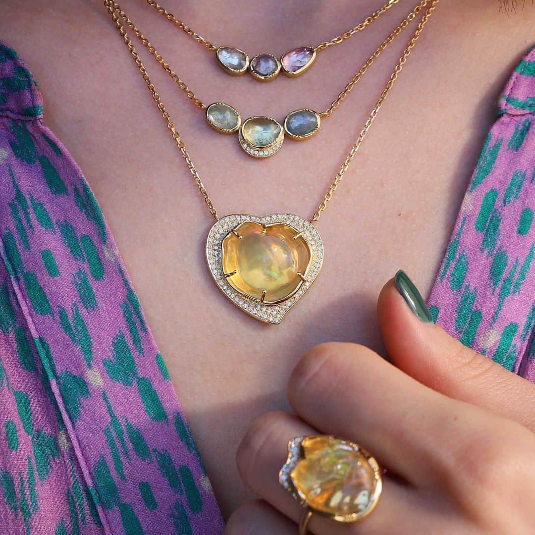 ブルックグレグソンのインスタグラム：「Fire Opal and Pastel Sapphire mood 💎🌈💕✨ #mexicanfireopal #sapphire #organicfinejewelry #brookegregson」
