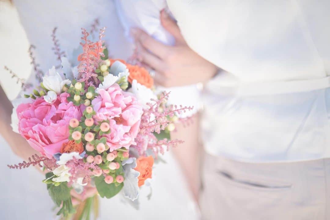 ハワイ挙式のCheersWedding チアーズウェディングのインスタグラム：「ハワイウェディングなら @cheers_wedding﻿ ﻿ 「こだわりのハワイウェディングを一からじっくり創りあげたい方へ」﻿ ﻿ お二人のご希望のウェディングイメージ、ご予算に合わせて、﻿ 会場選び、装飾、セレモニー内容、進行、お食事、﻿ さらにはハワイでのご滞在までをトータルプロデュースすることも可能です。﻿ ﻿ ご紹介する会場、アイテムはこれまで数多くのラグジュアリーウェディングを﻿ 国内外で手掛けてきたプランナーが厳選したこだわりのものばかり。﻿ ﻿ お打合せのお時間を重ね、とことんこだわった誰よりも素敵なお二人だけのウェディングストーリーを一緒に創りあげます。﻿ ﻿ 〈問合せ〉﻿ HPの問合せフォーム又はお電話、Instagramダイレクトメールよりお問合せください。﻿ https://www.cheerswedding.jp﻿ ☎︎0120-128-828﻿ 平日11:00〜19:00／土日祝10:00〜19:00﻿ ※水曜・木曜定休日﻿ ﻿ **27日(土)・28日(日)は引越し作業日のため臨時休業いたします ﻿ ***********************﻿ ﻿ ◆ウェディングパーク海外﻿ チアーズウェディングで検索！﻿ https://foreign.weddingpark.net/agentlist/100063/﻿ ﻿ #チアーズウェディング﻿ #チアーズウエディング﻿ #ハワイウェディング ﻿ #海外ウェディング﻿ #リゾートウェディング﻿ #リゾ婚ハワイ﻿ #リゾート婚﻿ #リゾ婚﻿ #海外挙式﻿ #ハワイ挙式﻿ #ハワイ婚﻿ #ハワイ結婚式﻿ #ハワイ旅行﻿ #cheerswedding﻿ #hawaiiwedding﻿ #ハワイハネムーン﻿ #ハワイウェディング迷子﻿ #ハワイウェディングプロデュース﻿ #プレ花嫁﻿ #令和花嫁﻿ #令和婚﻿ #花嫁準備﻿ #ハワイ花嫁﻿ #おしゃれ花嫁﻿ #おしゃれ花嫁さんと繋がりたい ﻿ #ガーデンウェディング﻿ #ナチュラルウェディング﻿ #ウェディングケーキ﻿ #weddingcake ﻿ #2021wedding」