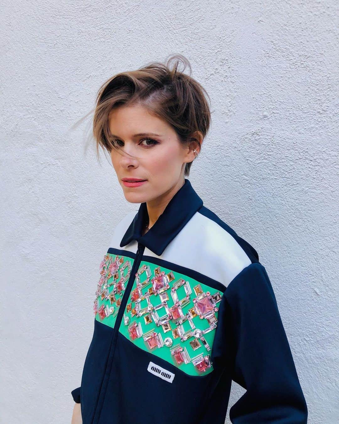 マラ・ロザックのインスタグラム：「💥Because I just can’t get enough of @katemara & her chop chop & just her everything Wearing @miumiu  Make up by @coleencampbellolwell  Pic by me! #KateMara」