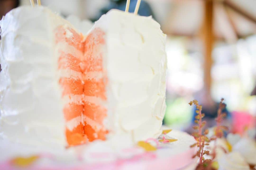 ハワイ挙式のCheersWedding チアーズウェディングのインスタグラム：「『おふたりが大切にしたいことを大切に』﻿ ﻿ 教会を決める前に、ホテルを選ぶ前に、わたしたちに教えてください。﻿ ﻿ 「おふたりはどんなウエディングをされたいのですか？」﻿ 「誰のために結婚式をするのでしょう？」﻿ 「ハワイでどんな時間を過ごされたいのですか？」﻿ ﻿ すべてはそこから始まります。﻿ ﻿ ご両親に感謝の想いを伝えたい、ゲストもリラックスして過ごせる﻿ ウエディングにしたい、時間を気にせず楽しみたい・・・。﻿ ﻿ チアーズウェディングは、おふたりが大切にしたいことを大切に、﻿ ハワイの魅力を知り尽くしたプランナーが、﻿ ハワイだからこそ叶う特別なウエディングをプロデュースいたします。﻿ ﻿ ***********************﻿ ﻿ 【Cheers Weddingのウェディング】﻿ ﻿ ✔︎会場は邸宅・教会・ホテルなど20カ所以上﻿ ﻿ ✔︎選べるドレスショップは7社以上 (人気のプロのビアスやオーセンティックを含む)﻿ ﻿ ✔︎挙式当日は専属コーディネーターがフルアテンド﻿ ﻿ ✔︎日本人ヘアメイクアーティストによるヘアメイク﻿ ﻿ ✔︎現地での入念なリハーサルメイク﻿ ﻿ ✔︎経験豊富で多彩なカメラマン﻿ ﻿ ✔︎プランナーは現地在住経験・現地アテンド経験有り﻿ ﻿ ✔︎日本とハワイにサロンを完備しスタッフがフルサポート﻿ ﻿ ※ チアーズウェディングが取り扱う会場は、リーガルチェックを行い正しいやり方でご案内しています。﻿ ﻿ ***********************﻿ ﻿ 【HP】﻿ https://www.cheerswedding.jp﻿ ﻿ ☎︎0120-128-828﻿ 平日11:00〜19:00／土日祝10:00〜19:00﻿ ﻿ **27日(土)・28日(日)は引越し作業日のため臨時休業いたします ﻿ ***********************﻿ ﻿ ◆ウェディングパーク海外﻿ チアーズウェディングで検索！﻿ https://foreign.weddingpark.net/agentlist/100063/﻿ ﻿ #チアーズウエディング﻿ #ハワイウェディング ﻿ #海外ウェディング﻿ #リゾートウェディング﻿ #リゾ婚﻿ #海外挙式﻿ #ハワイ挙式﻿ #ハワイ婚﻿ #新婚旅行﻿ #ハワイ旅行﻿ #cheerswedding﻿ #hawaiiwedding﻿ #ハワイハネムーン﻿ #ハワイウェディング迷子﻿ #ハワイウェディングプロデュース﻿ #日本中のプレ花嫁さんと繋がりたい﻿ #プレ花嫁﻿ #ハワイ結婚式﻿ #花嫁準備﻿ #式場迷子﻿ #2021秋婚﻿ #2021wedding﻿ #家族挙式﻿ #花嫁応援 ﻿ #ハワイ花嫁﻿ #アネモネブーケ﻿ #ウェディングブーケ﻿ #おしゃれ花嫁﻿ #大人花嫁﻿ #hawaiiwedding」