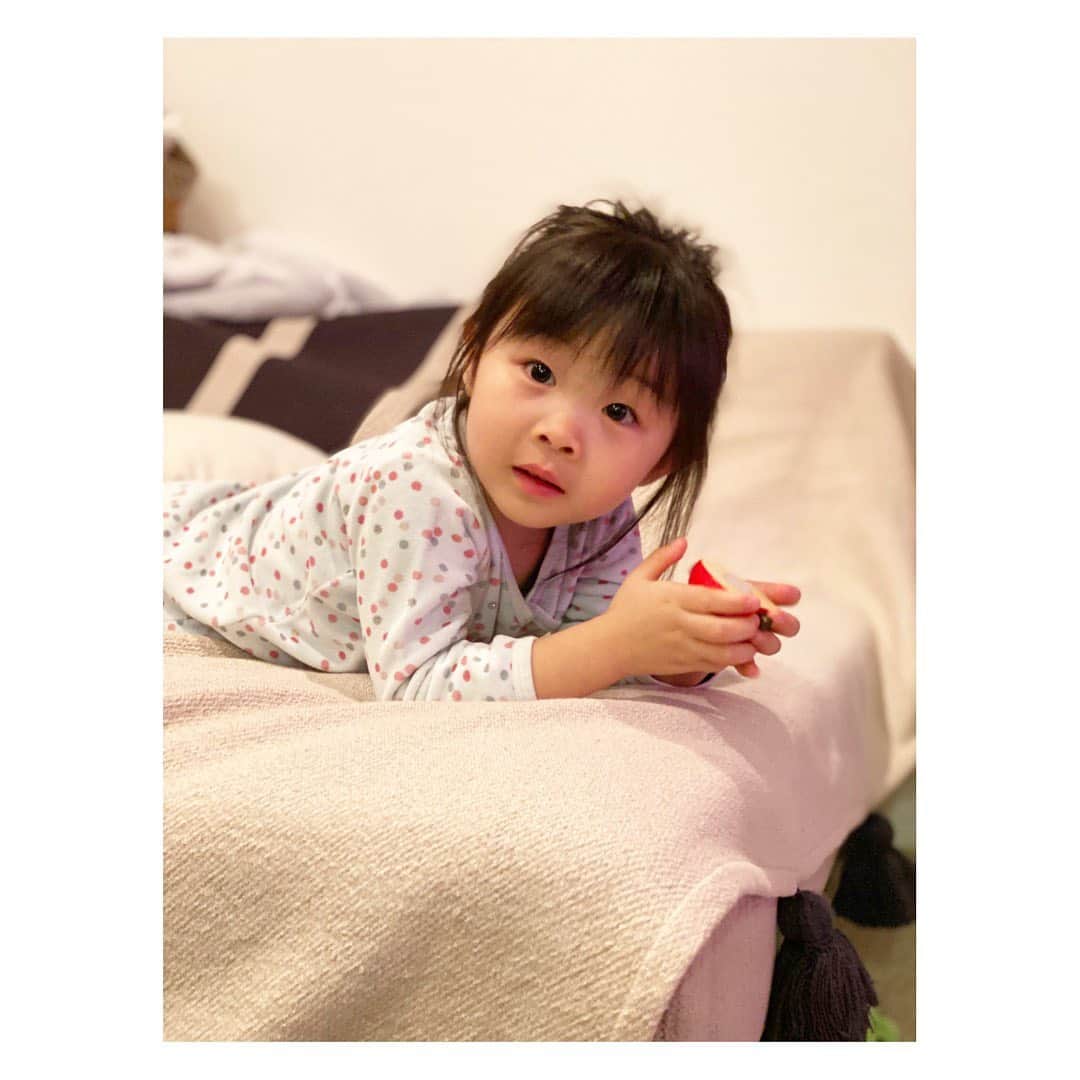 田中雅美さんのインスタグラム写真 - (田中雅美Instagram)「なんて可愛いんだ❤️❤️❤️  ・ ・ 最近、グッと成長を感じる☺️ 魔の3歳児が登場するときもあるけど、弟のおもちゃ横取り攻撃にも耐え、それでも可愛がってくれて、お手伝いもよくしてくれるようになりました。  ・ ・ ひょうきんな一面も見えるようになってきて、そこは間違いなく私の遺伝子💦 （私の小さい頃は、とにかくおふざけが好きでお調子者。できれば、あまり似てほしくないところではあるけど、、、娘がやると、かわいんだ、これがまた笑笑）  ・ ・ #3歳女の子 #可愛い #親バカ #すくすく成長中 #お姉さんになりました #プールも泣きながら頑張ってます」2月24日 8時48分 - tanakamasami_official