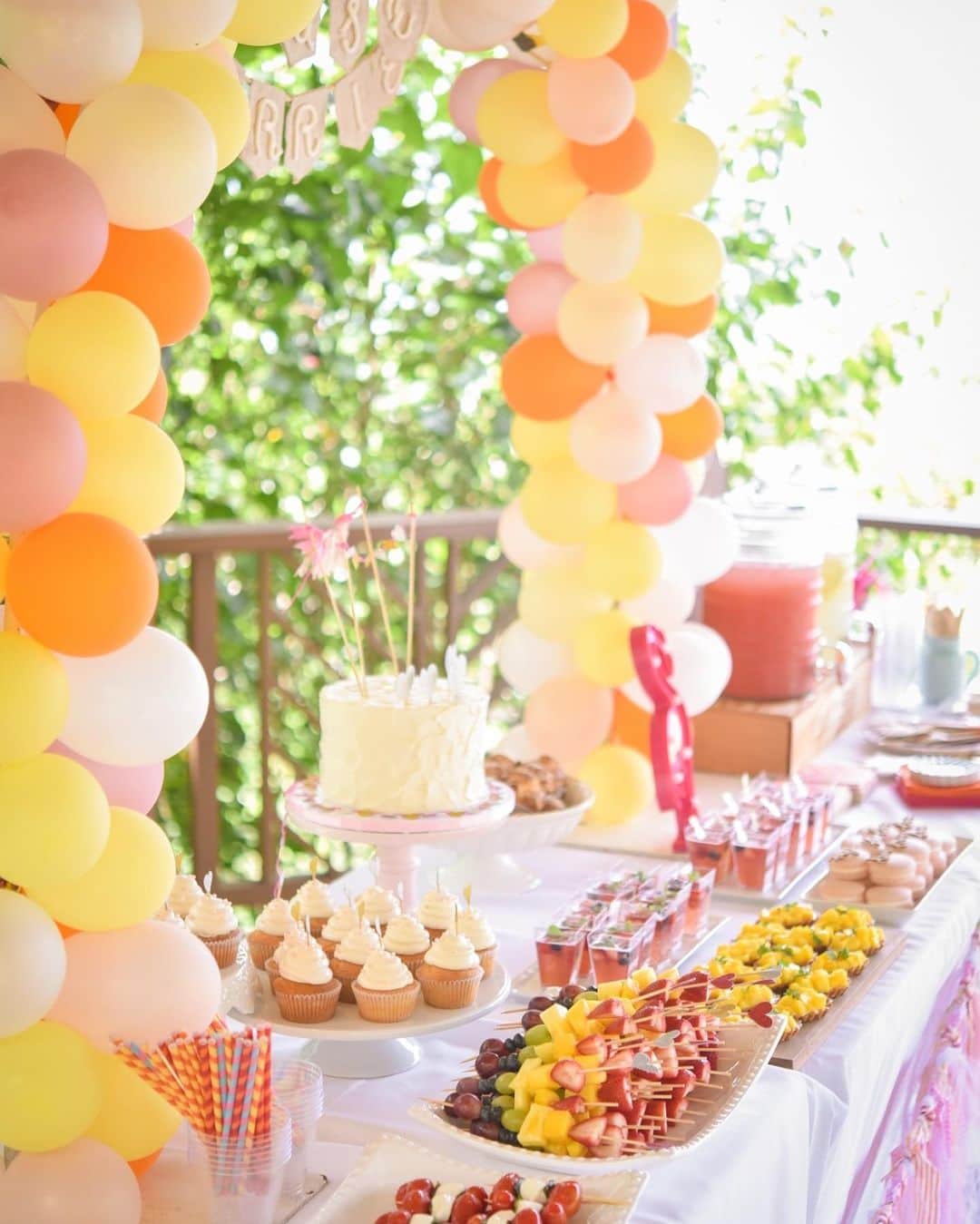 ハワイ挙式のCheersWedding チアーズウェディングのインスタグラム：「ハワイウェディングなら @cheers_wedding﻿ ﻿ 「こだわりのハワイウェディングを一からじっくり創りあげたい方へ」﻿ ﻿ お二人のご希望のウェディングイメージ、ご予算に合わせて、﻿ 会場選び、装飾、セレモニー内容、進行、お食事、﻿ さらにはハワイでのご滞在までをトータルプロデュースすることも可能です。﻿ ﻿ ご紹介する会場、アイテムはこれまで数多くのラグジュアリーウェディングを﻿ 国内外で手掛けてきたプランナーが厳選したこだわりのものばかり。﻿ ﻿ お打合せのお時間を重ね、とことんこだわった誰よりも素敵なお二人だけのウェディングストーリーを一緒に創りあげます。﻿ ﻿ ***********************﻿ ★ブライダルフェア毎日開催★﻿ オンライン相談も受付中！﻿ ﻿ ※水曜・木曜日定休﻿ ﻿ 〈時間〉﻿ 11:00〜/13:30〜/16:00〜﻿ ﻿ ※お時間調整可。ご希望のお時間をお伝えください。﻿ ﻿ 〈ご予約〉﻿ HPのご来館予約フォーム又はお電話、Instagramダイレクトメールよりご予約ください。﻿ https://www.cheerswedding.jp﻿ ☎︎0120-128-828﻿ 平日11:00〜19:00／土日祝10:00〜19:00﻿ ※水曜・木曜定休日﻿ ﻿ **27日(土)・28日(日)は引越し作業日のため臨時休業いたします ﻿ ***********************﻿ ﻿ ◆ウェディングパーク海外﻿ チアーズウェディングで検索！﻿ https://foreign.weddingpark.net/agentlist/100063/﻿ ﻿ ﻿ #チアーズウェディング﻿ #チアーズウエディング﻿ #ハワイウェディング ﻿ #海外ウェディング﻿ #海外ウエディング﻿ #リゾートウェディング﻿ #リゾート婚﻿ #リゾ婚ハワイ﻿ #海外挙式﻿ #ハワイ挙式﻿ #ハワイ婚﻿ #ハワイ結婚式﻿ #ハワイ旅行﻿ #cheerswedding﻿ #hawaiiwedding﻿ #ハワイハネムーン﻿ #ハワイウェディング迷子﻿ #ハワイウェディングプロデュース﻿ #ハワイプレ花嫁﻿ #プレ花嫁﻿ #花嫁準備﻿ #ハワイ花嫁﻿ #おしゃれ花嫁﻿ #おしゃれ花嫁さんと繋がりたい ﻿ #ナチュラルウェディング﻿ #式場迷子﻿ #親族婚﻿ #式場探し﻿ #ハワイパーティ﻿ #ウェディングコーディネート」