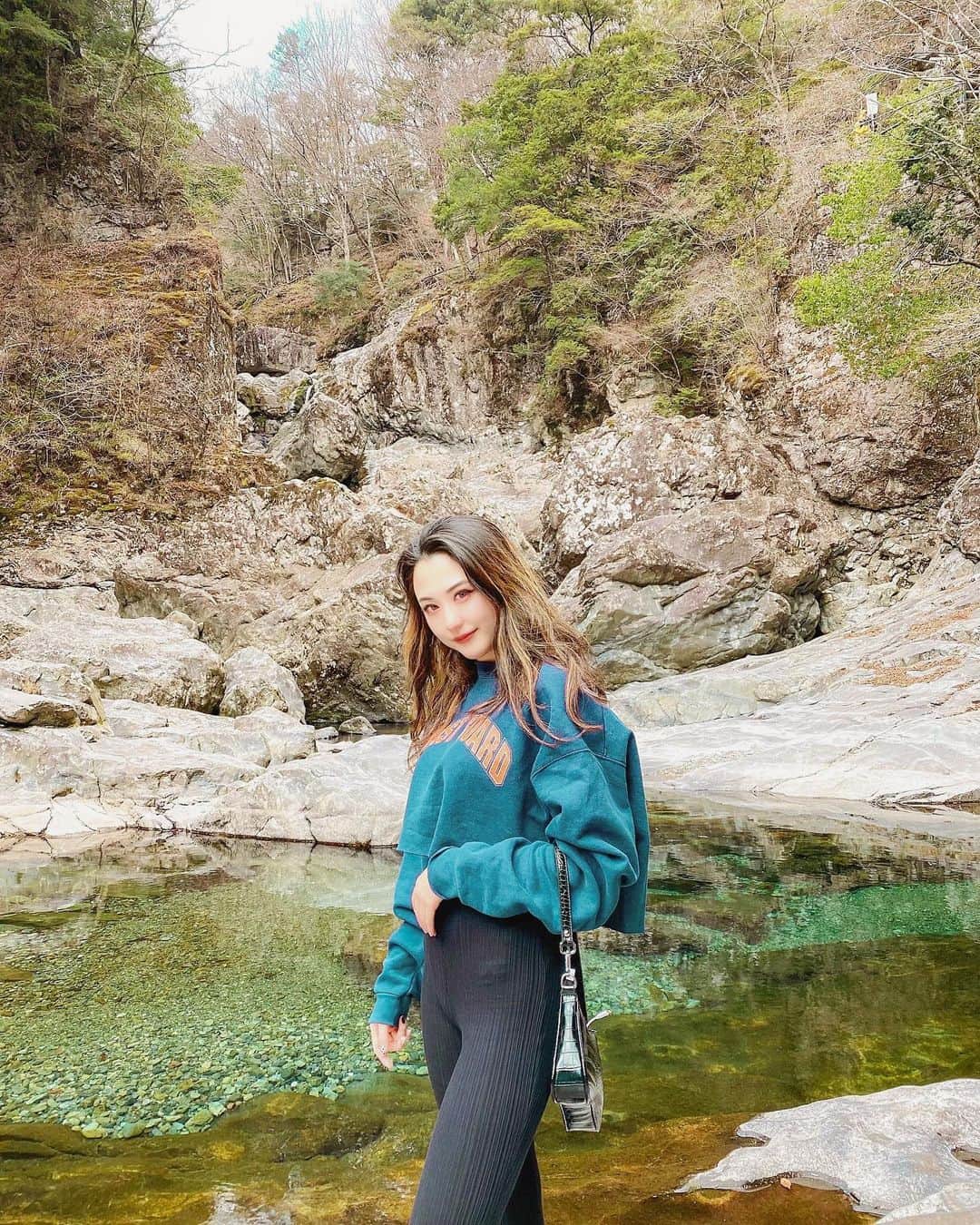 YUUのインスタグラム：「自然って素敵🥲🌿 . . . #nara #天川村 #みたらい渓谷  #ootd #奈良 #奈良観光 #nature」