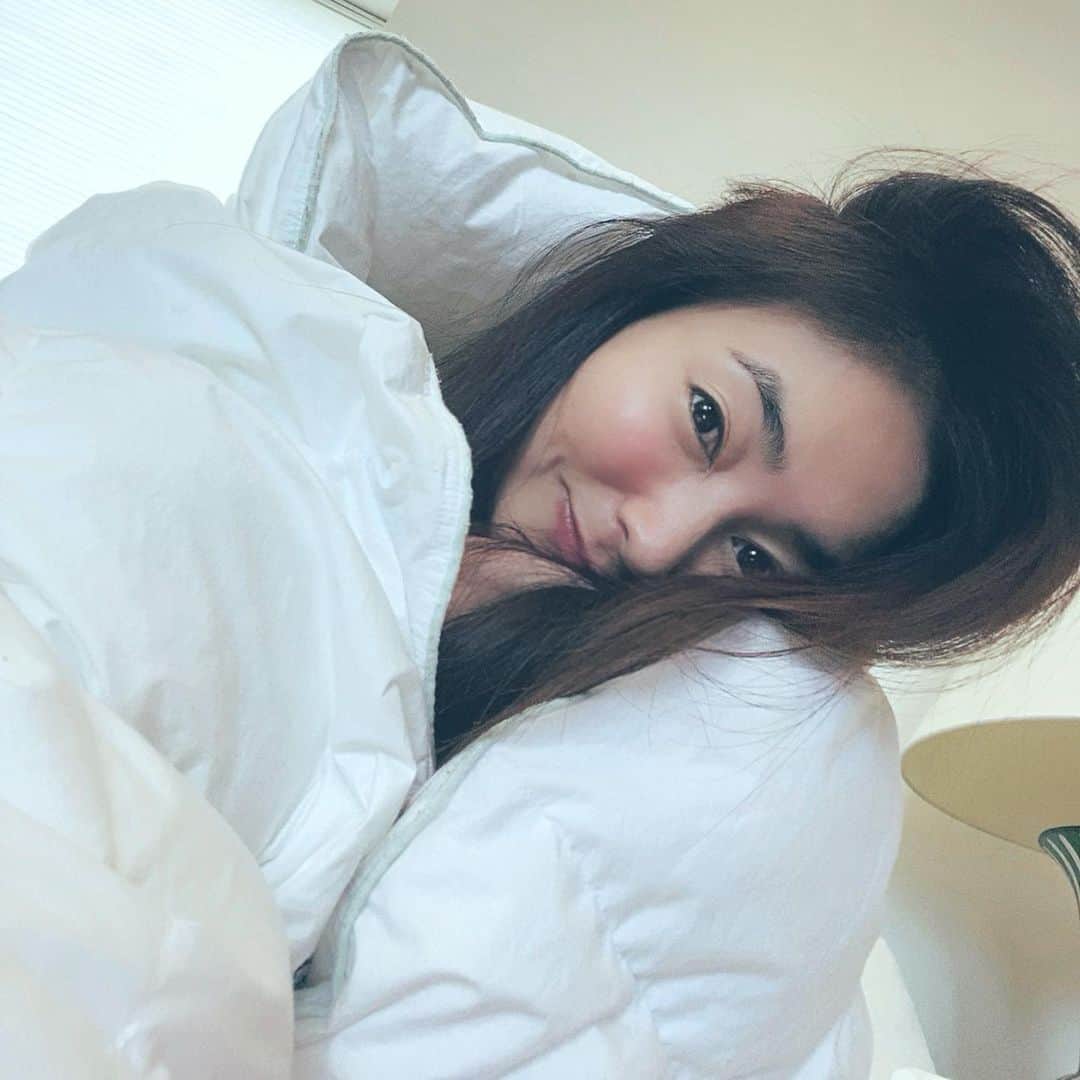 チン・ジェヨンのインスタグラム：「. 서울이 춥긴춥네요.  빡빡한일정이라 어제 늦게까지 미팅을하고 오늘도 풀미팅. 회의로 시간이빠듯할꺼같아요.  🤍 편안한잠의로망 노르딕슬립  올해첫오픈 이번주 금요일만나는데요.  처음에. 아이꺼만. 내꺼만바꾸다가 온가족. 부모님꺼 모두바꾸게되는 호텔이불. 노르메쓰의 편안함 써보신분들 난방비를줄이는효과도 톡톡히보고계시죠.  . 노르딕슬립은 사이즈가있을때 찜하시는게 가장좋아요.  한번에 수입되는입고물량이있기때문에 품절시 다음입고를기다려야해서 그전, 예약발송으로 기다리신분들많았는데 이번오픈,  3/2 바로배송되는 빠른배송으로 받아보실수있어요.  3월 봄맞이 기분전환 미리찜해두세요.  . . 🏷26일 금요일 오전11시만나요.  *이불류는 옵션별로 가격변동이있어요.  *베개와 커버류는 기존가격동일해요.  *3/2일부터 순차발송시작되어요.  . #콘티✖️노르딕슬립 (26-3/1) @con.t_commerce  . .」