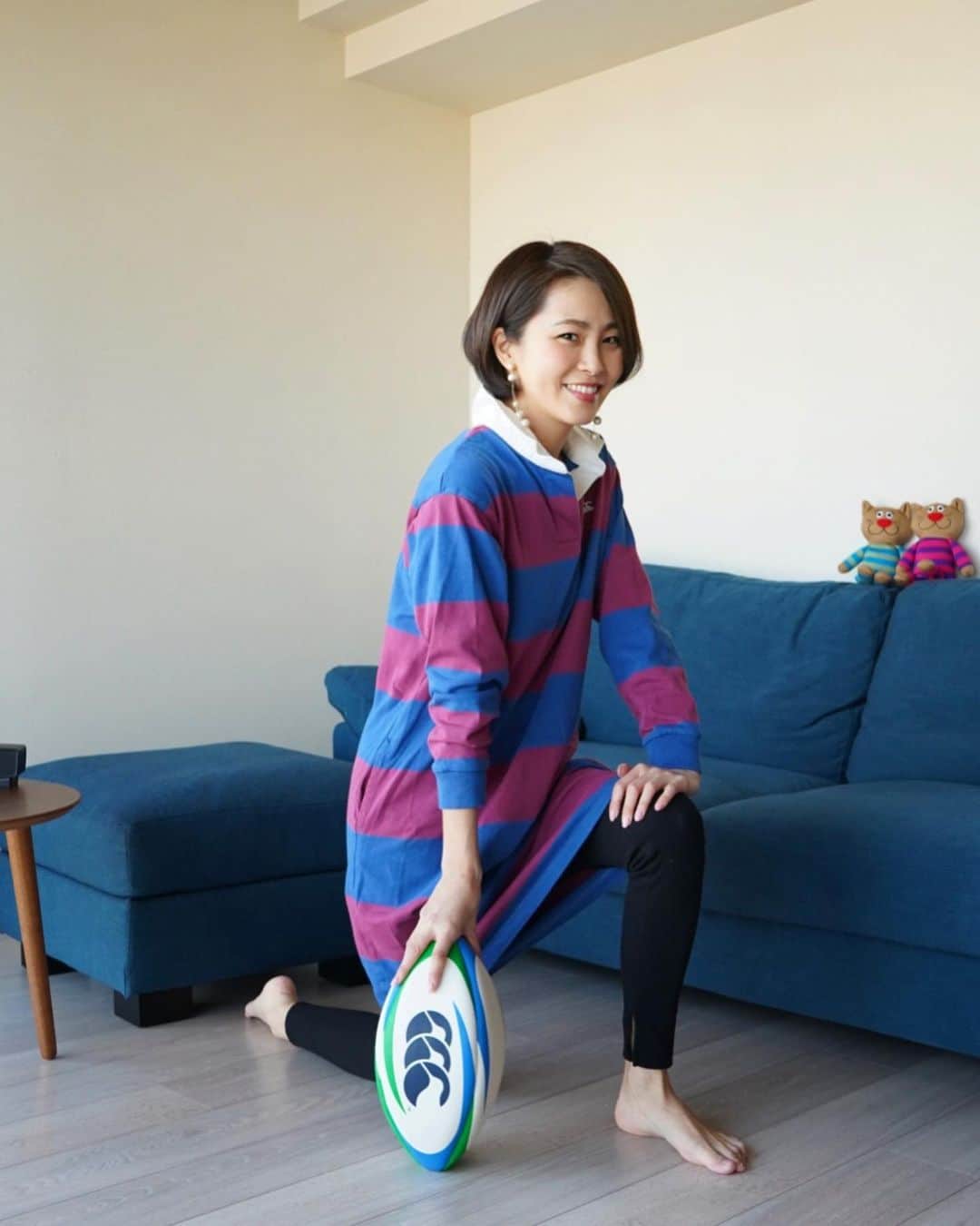 坂元美香さんのインスタグラム写真 - (坂元美香Instagram)「おはよー  引越作業でラグビーボール見つかった！🏉🤣  トップリーグも開幕したし ラガーワンピ着て遊んでたら 後ろのぬいぐるみたちもお揃いだった🤣  #ラグビーボール #ラガーワンピ #ラガーシャツ #カンタベリー #ラグビー #rugby #ラガーネコ」2月24日 8時57分 - mika_saka