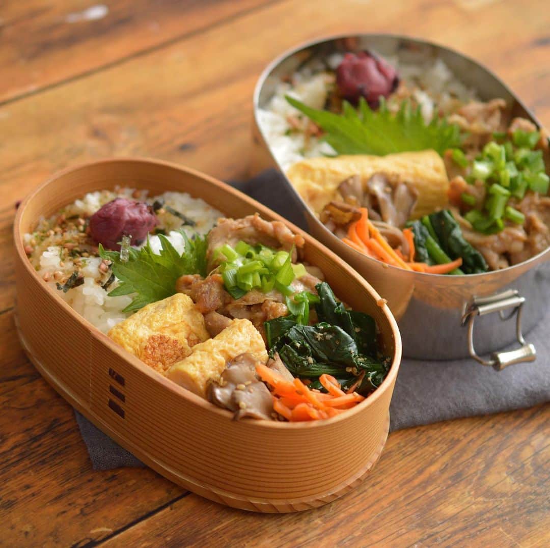 yukiyoのインスタグラム：「2021.2.24* ・ 今日のお弁当 ・ えごまふりかけ梅干しご飯 甘い出汁巻 生姜焼き ほうれん草ごま和え 舞茸梅酢炒め 人参炒め ・ ・ 食器の移動がだいたい終わりました。 しかし豆皿類が行き場を失っております笑 ・ これは…食器棚上段を少し整理して入れるしかないなー ・ ・ 金継ぎは先週キットをポチりました。 まだ来ないけど 届いたらやってみよう。 ・ ・ #お弁当 #obento #bento #lunch #lunchbox #onthetable #japanesefood #暮らし #曲げわっぱ #lin_stagrammer #ロカリ #おうちごはんLover #マカロニメイト #IGersJP #フーディーテーブル」