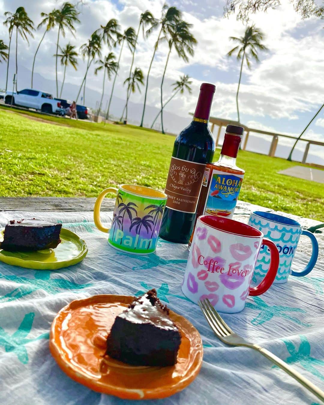 Moco Lima Hawaiiさんのインスタグラム写真 - (Moco Lima HawaiiInstagram)「MLH Mug Cup, Designed by Moco  MLHオリジナルマグカップ(リップ💋パームツリー🌴ウェーブ🌊) 3デザイン販売中です  #picnic#sunday#afternoon#happybirthday#palmtrees#lips#waves#hawaii#homemadecake#chocolatecake#handmade#yummy#chocolate#sugarhigh#me#niceweather#havefun#enjoylife#mocolima#mocolimahawaii#smile#everyday#alohavibes#only#positive#モコリマハワイ#モコリマ#ピクニック#ホームメイドケーキ#手作りケーキ」2月24日 9時01分 - mocolimahawaii