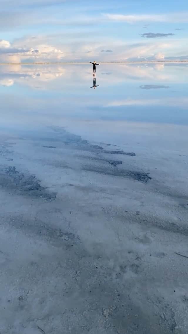 instagoodのインスタグラム：「@andreafcannon Have you visited salt flats before?! Save this post for some tips 👇🏻  After one of my recent Utah Reels, several people mentioned that they had no idea Utah had salt flats.  That’s right. This is UTAH not Bolivia 🤯 . Here are some tips for your visit:  1) It is 1.5 hours from downtown Salt Lake City - you drive straight west on the highway.  2) You can view the salt flats from the Highway at the salt flats west bound rest stop.  3) To get a different view, take exit 4 (the exit after the rest stop), turn right and continue into Bonneville Speedway Road.  4) The salt flats don’t always look like this, instead sometimes it looks.... like salt! It depends on the recent weather and rain. When it is dry, you can drive on the salt flats (but be careful that it is actually dry or you could get stuck!)  5) Barefoot walking is not very comfortable (the salt is sharp) but it is doable. Tight water shoes might be ideal, but anything remotely lose will likely get sucked off in the mud.  6) SAVE this post and SHARE it with your adventure buddies so you don’t forget.  These salt flats should absolutely be on your Utah bucket list, with hopefully more than one trip to see the salt flats both ways.  Follow @andreafcannon for more Utah adventure recommendations.」