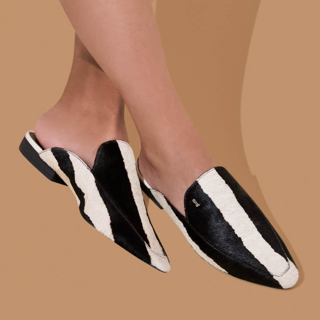 Santa Lollaのインスタグラム：「Que tal unir o nosso duo queridinho preto e branco numa estampa só? A maxi zebra junto do acababamento pelo impõem elegância e um ar fashionista para a nossa indispensável mule. We love! 🖤🤍 [ 03FA.293B.02E1.0001 • R$189,90 ] #santalollainv21 #fashionprints #comfy」