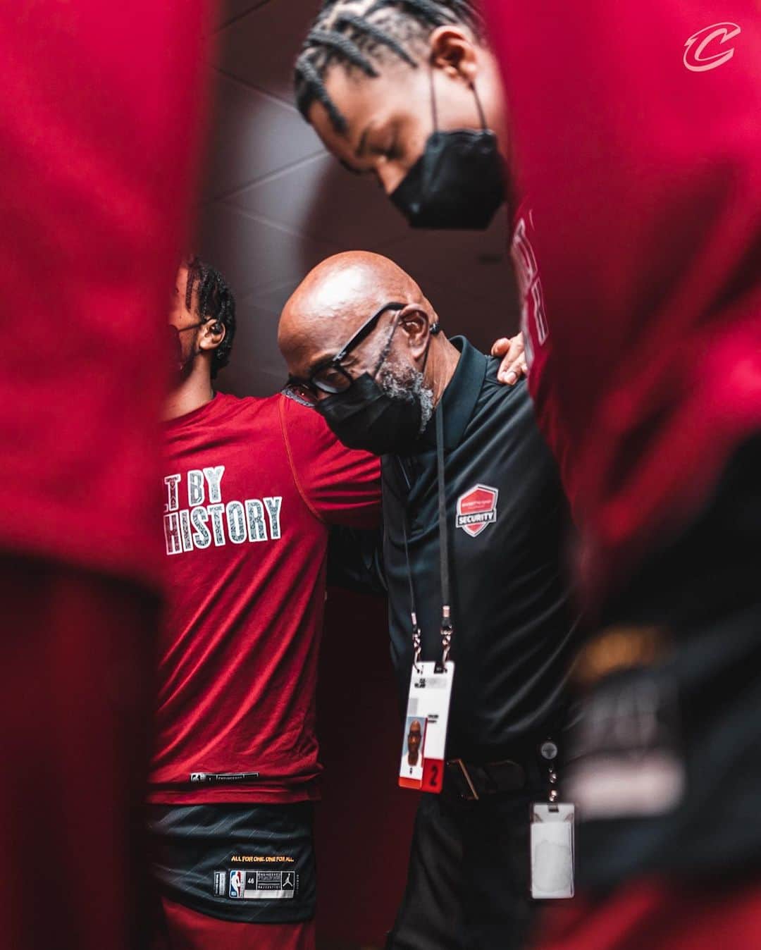 キャブスのインスタグラム：「Only right we let our guy join tonight’s huddle after 10+ years at @rocketmortgagefieldhouse!  Happy retirement, George! ❤️💛」
