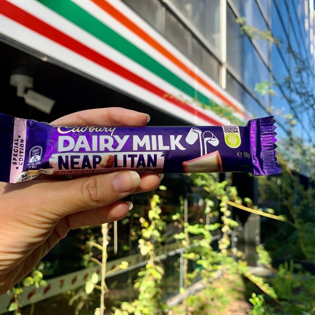 7-Eleven Australiaのインスタグラム：「FREEBIE! 🙏 Download the My 7-Eleven today and enjoy a free Cadbury Neapolitan 50g bar on us! Better get in quick choccie lovers ❤️ Link in bio. #7ElevenAus • This offer is available only on 24 Feb 2021, only on the My 7-Eleven app. While stock lasts.」
