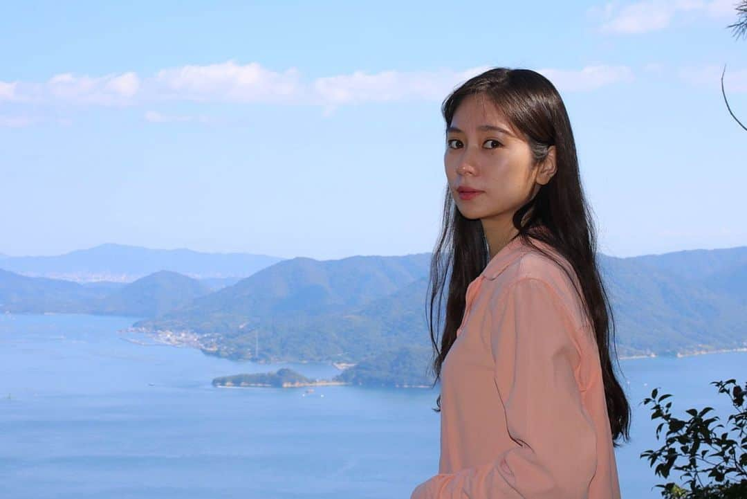 高瀬友規奈のインスタグラム：「The scenery you can’t see without panting after climbing a mountain.  ・ ・ ・ 息切れしながら瀬戸内海を一望した。 #弥山」