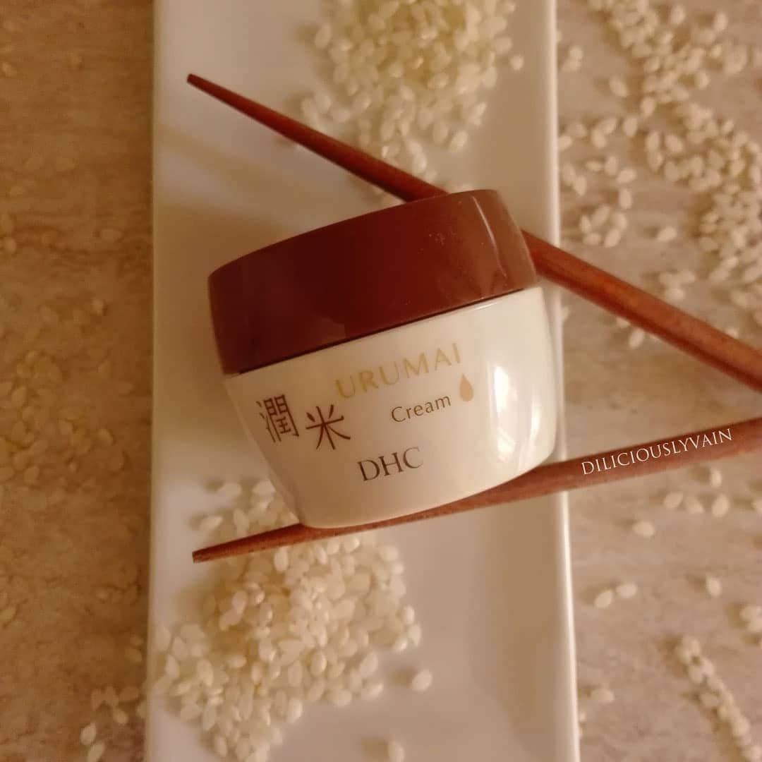 DHC Skincareのインスタグラム：「"As the lotion, the main ingredient is rice peptides, but it also cointains the sunflower seed and olive oil (to fight the free radical damage and to maintain the hydration of the skin barrier), and squalene (to hydrate)... A drop, to pat onto face and neck, is enough to obtain a smooth, naturally radiant and highly hydrated skin (mochi-hada look). You can see an amazing difference soon after the application, and day by day (my skin looks suppled, my fine lines look filled, my dark spots are less visible)... I really love this hydrating cream, but I'd suggest you to use it if you're 35+. Xoxo" – Dili  Tap to shop our Urumai Cream 🍚✨   📷: @diliciouslyvain」