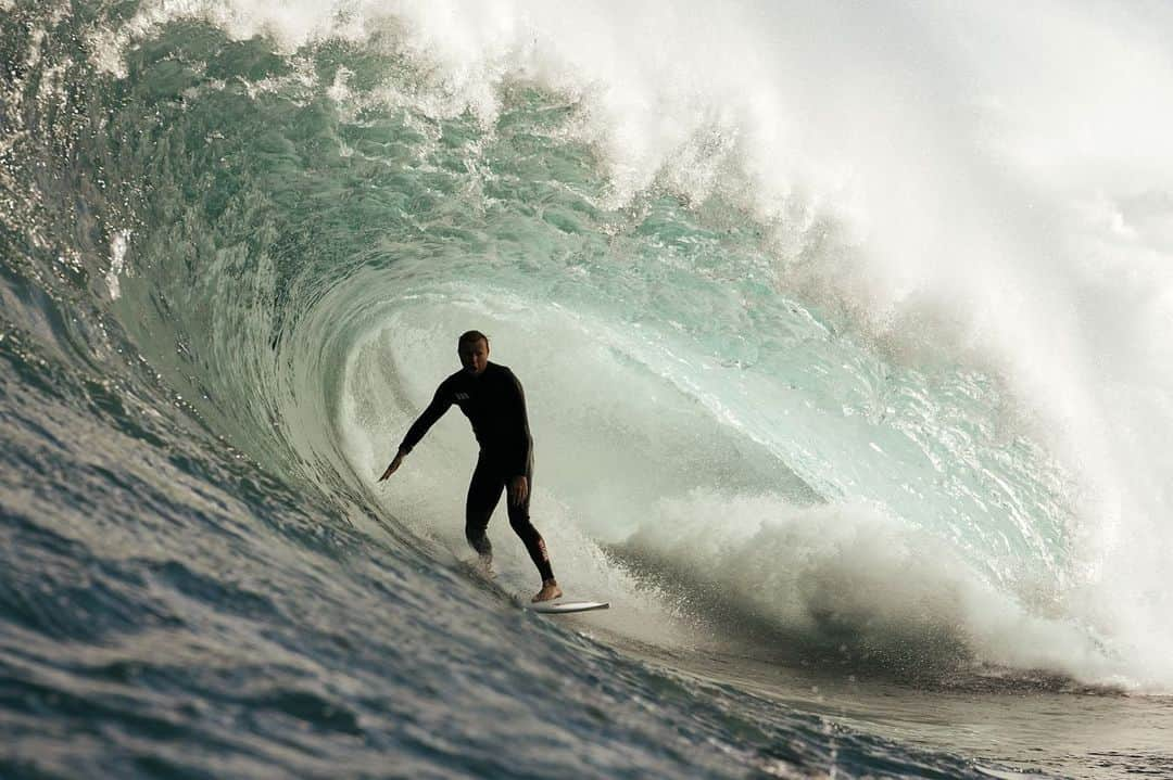 surflineさんのインスタグラム写真 - (surflineInstagram)「There’s a dream day out there somewhere. A day when all of Australia’s surfable coastline cranks as one. Imagine how fried everyone would be! Imagine how many barrels would be ridden, how many broken boards would be sworn at, how many dings would have to be fixed. Imagine the half-empty classrooms and the hit to national Gross Domestic Product. Imagine the overall stoke. This past weekend wasn’t quite the dream. But wow, she came pretty close. While a big slab of south-west groundswell poured on to WA’s reefs. a less sizey yet profoundly welcome series of long and short range east swells ranged up and down the Queensland and NSW coasts, softly machine-gunning everywhere from Noosa to Bermagui. Hit the link in bio for the full #SwellStory.」2月24日 9時14分 - surfline