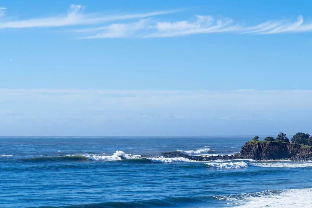 surflineさんのインスタグラム写真 - (surflineInstagram)「There’s a dream day out there somewhere. A day when all of Australia’s surfable coastline cranks as one. Imagine how fried everyone would be! Imagine how many barrels would be ridden, how many broken boards would be sworn at, how many dings would have to be fixed. Imagine the half-empty classrooms and the hit to national Gross Domestic Product. Imagine the overall stoke. This past weekend wasn’t quite the dream. But wow, she came pretty close. While a big slab of south-west groundswell poured on to WA’s reefs. a less sizey yet profoundly welcome series of long and short range east swells ranged up and down the Queensland and NSW coasts, softly machine-gunning everywhere from Noosa to Bermagui. Hit the link in bio for the full #SwellStory.」2月24日 9時14分 - surfline