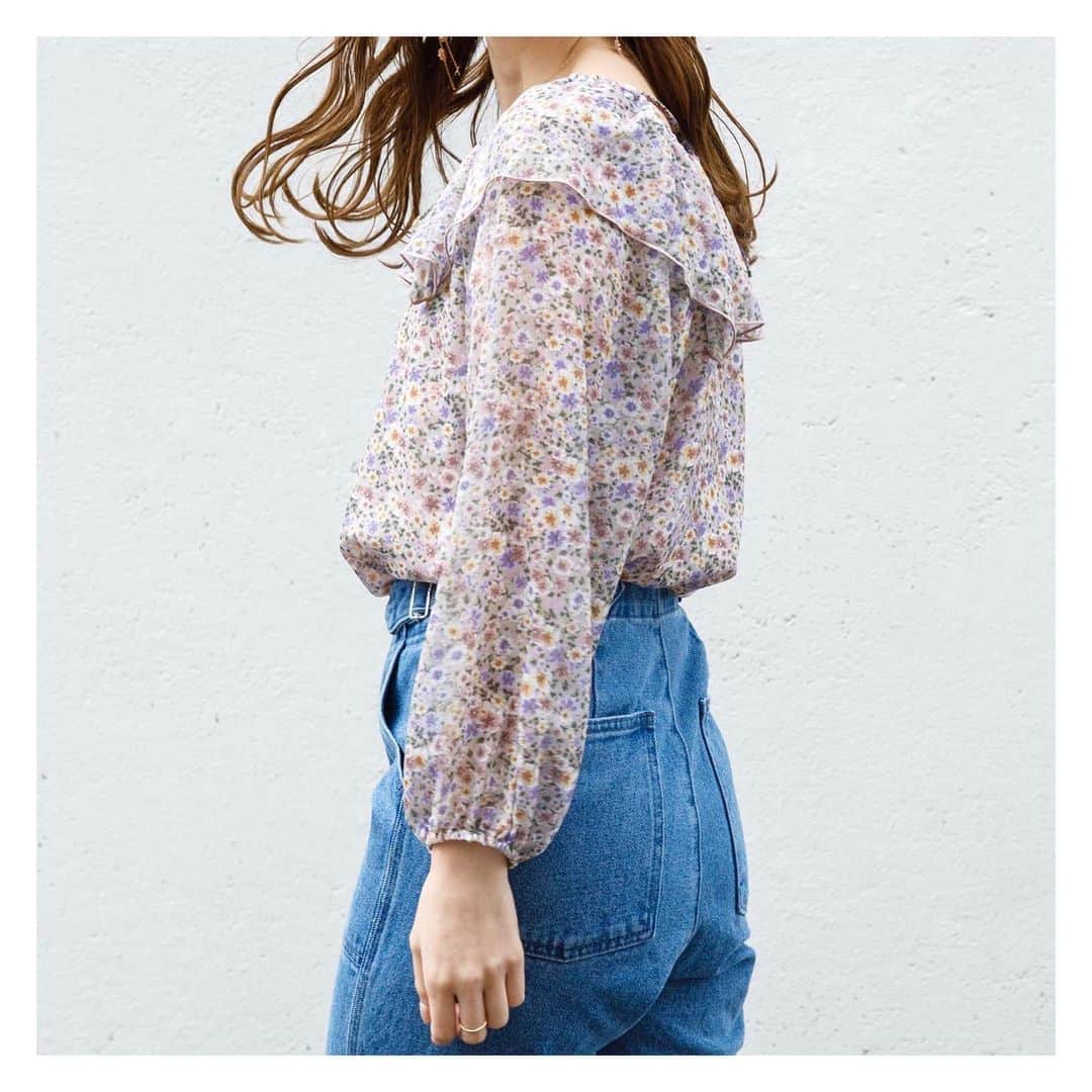 のインスタグラム：「New arrival🤍  fully bloom blouse ▶︎¥8,980 +tax . 展示会でも人気だったブラウス💕 シアー素材が涼しげな、長く着れるブラウスが入荷しました🌿 . スクエアネックとフリルがついているトレンド感あふれるブラウス💕 . カジュアルになりがちなデニムとのコーディネートも、綺麗なシルエットのwith denim pantsと合わせれば、大人っぽい雰囲気にしてくれます🤍 . 暖かくなるに向けて、コーディネート考えるのが楽しいこの頃ですね🌸 . #flower2021ss#春コーデ」