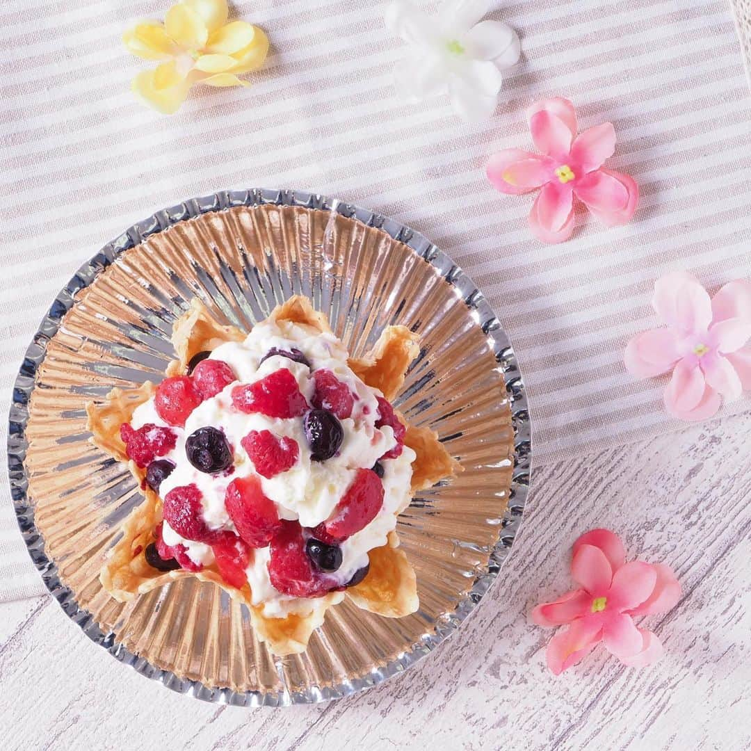 コールド・ストーン・クリーマリー・ジャパンのインスタグラム：「. ベリーベリー ベリーグッド🍓🫐 Berry Berry Berry Good  スイートクリームアイスクリームに、3種のベリーをミックスした女性に人気のさっぱりとしたクリエーション！  “Very”と“Berry”をかけております🤫♫  私たちの作り方ならではの食感や味わいを、 ぜひお楽しみください👌.°  #コールドストーン #coldstonecreamery #アイスクリーム #アイス部 #スイーツ #東京スイーツ #coldstone #コールドストーンクリーマリー #ジャズドリーム長島 #佐野プレミアムアウトレット #新宿ルミネエスト #那須ガーデンアウトレット #ららぽーとtokyobay #インスタ映え #スイーツ好きな人と繋がりたい #アイス好きな人と繋がりたい #アイス部 #ストロベリー #ブルーベリー #ベリー #甘いもの好きな人と繋がりたい #チョコレート中毒 #甘党女子 #ご褒美スイーツ」