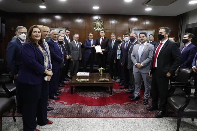 ジルマ・ルセフのインスタグラム：「🇧🇷 Na noite desta terça-feira (23), o Presidente Jair Bolsonaro esteve no Senado e anunciou, ao lado do presidente da Casa, senador Rodrigo Pacheco, e da Câmara, deputado Arthur Lira, o envio de uma Medida Provisória para capitalização da Eletrobrás.  📷: Alan Santos/PR」