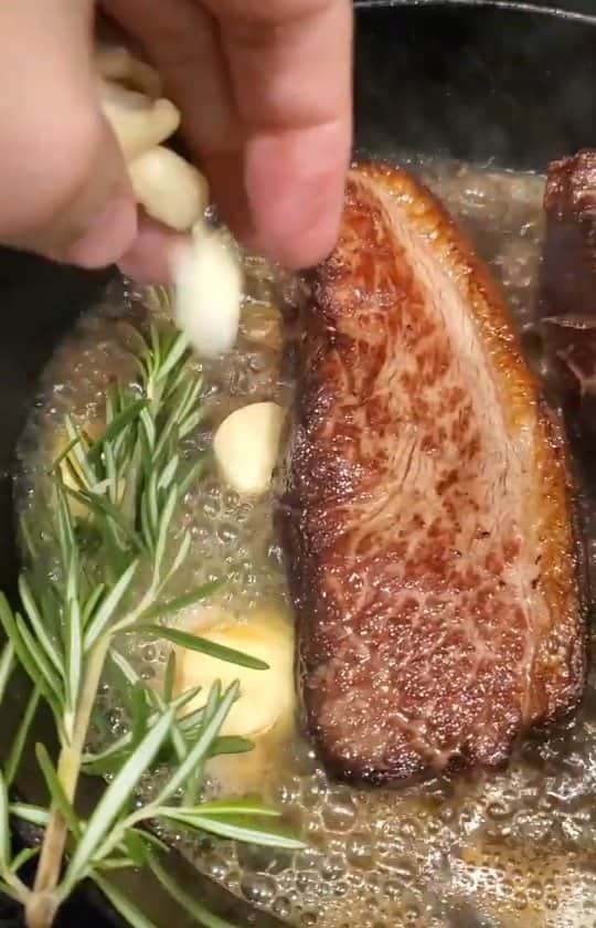 Cesar Gonzalez Cocineroのインスタグラム：「Seguro les ha pasado que más de una vez les ha quedado dura la Carne como piedra o de repente has visto en tu sartén un liquido desconocido dejando tu jugosa pieza de Carne en un tono blanquecino. Si quieres que esto no te vuelva a ocurrir ten siempre presente estos sencillos puntos:  👉Cuando vayas a cocinar una pieza de Carne, ésta debería estar siempre a temperatura ambiente.  👉Sazona al gusto por ambos lados. Hay quien lo hace a mitad de cocción, al principio o al final.  👉Personalmente suelo hacerlo al principio, pero en esta ocasión quise mostrarles que lo hice al tener ma carne en la sartén y el resultado no varía.  👉La sartén o parrilla donde cocines la Carne debe estar humeante, es decir muy, muy caliente o de lo contrario te arriesgas a sancochar la Carne. Para saber que tu sartén esta lista observa que el Aceite que has puesto en ella se empieza a separar, ése es el momento de añadir la carne.  👉Nunca pongas demasiada Carne a la vez porque bajarías drásticamente la temperatura de la sartén y todo sería un desastre.  👉Dependiendo de cómo te guste; si al punto, en su punto o muy hecha voltea siempre cuando se empiece a formar una costra crujiente en la superficie. Si has puesto la carne como te he dicho, es decir con la sartén muy caliente la costra comenzará a formarse en 40 segundos.  👉Mi consejo es que nunca la cocines demasiado para conservar así todas sus propiedades, jugos y sabor.  🔥Punta Trasera (Picaña) al Romero y Ajo🔥  2 dientes de Ajo 2 ramitas de Romero 2 piezas de Carne 2 cdas de Mantequilla sin Sal  En una sartén muy caliente, humeando, colocar la Carne por el lado de la grasa unos 40 segundos a 1 min para lograr que suelte la grasa donde se va a cocinar, acostar la Carne en el sartén y cocinar 40 segundos a 1 minutos por ese lado, luego voltear y cocinar por el lado contrario de la grasa 40 segundos más y volver a acostar la Carne en la sartén por el lado restante, se agregan 2 cucharadas de Mantequilla, Romero y los Ajos aplastados, de esta manera perfumas toda la sartén obtendrá un delicado aroma a Romero y Ajo.  En este punto hemos sellado la carne, se ha formado una costra sabrosa llamada "Maillard".  Disfruten 😁」