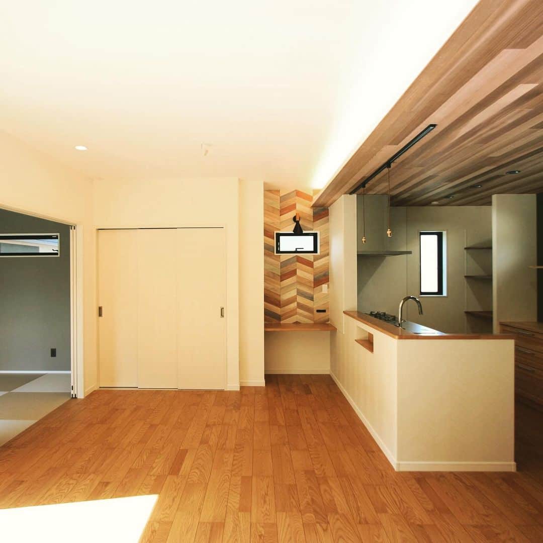 井上建設株式会社（下関）のインスタグラム：「#inouek #ldk #counter #indirectlighting #herringbone #井上建設 #下関注文住宅　#おうち時間   クロス選びやカウンター、間接照明等うまくいっていますね、図面打合せをしていた内容が現実になるととっても嬉しいです✨ おうち時間を楽しんでくださいね。」