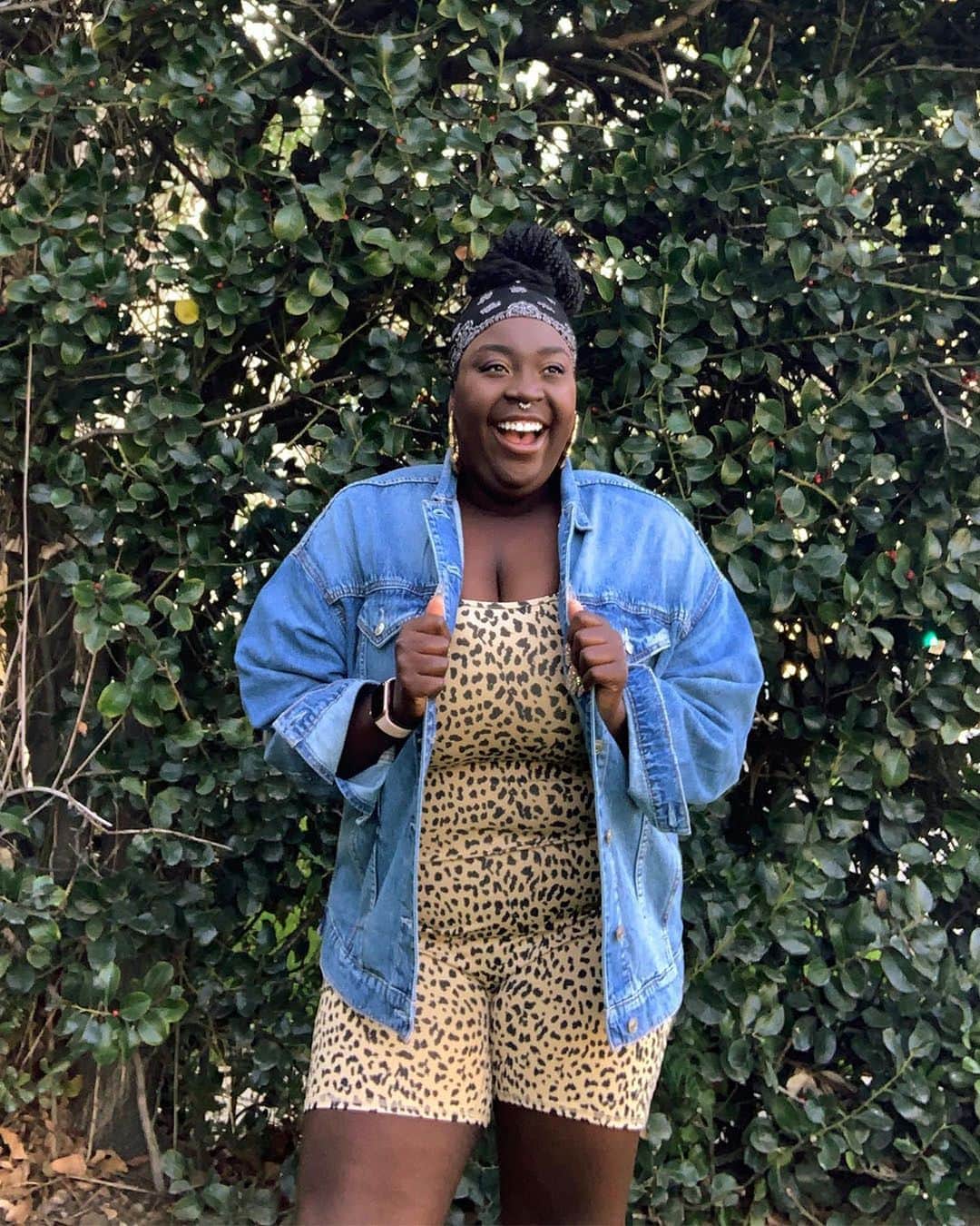American Eagleのインスタグラム：「“If I were to give my younger self advice, I would say that it’s ok to stand up for myself and it’s not rude to do so. I grew up in a predominantly white neighborhood. I was bullied for things like my hair, but I wish I would’ve stood up for myself because it is ok to be different now and it was ok to be different then,” says professional dancer and choreographer, @allisonclaire42.  Now, Allison says, “No matter what I wear, I am unapologetically me.”  “Black History Month is a time to educate myself and celebrate Black history. I never knew how much I didn’t know, so I believe it’s time to learn as much as possible.”」