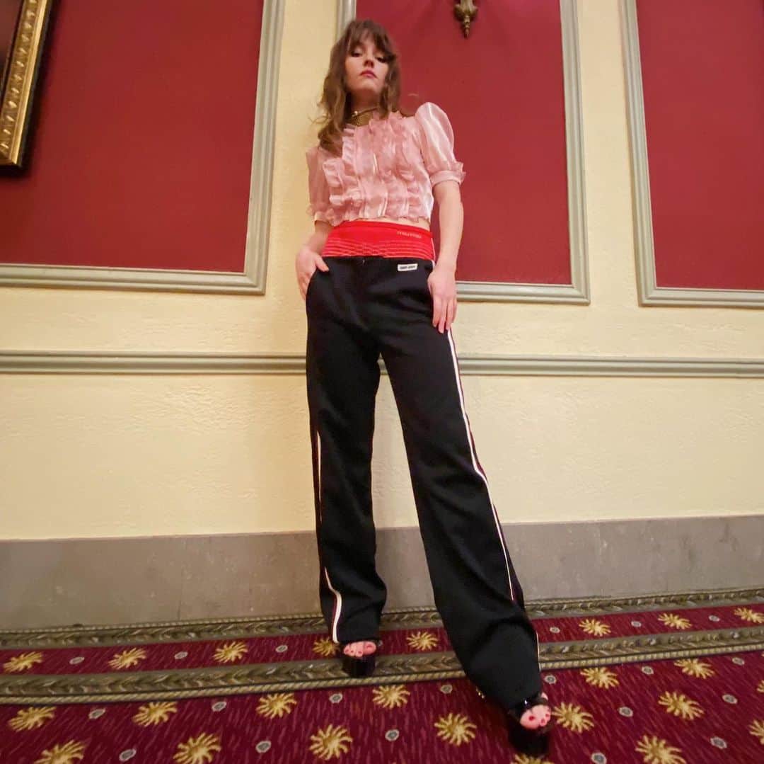 ケイトリン・ディーヴァーのインスタグラム：「@miumiu」