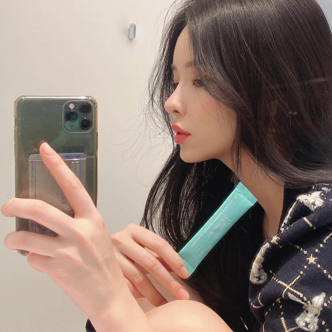 クォン・スジョンのインスタグラム：「효소 오픈!!!! 💟  야식 폭식하고 속이 더부룩할 때는 소화제 대신, 다이어트 중에는 조금 더 빠른 탄수화물 분해를 돕기 위해 등 여러 가지 이유로  효소를 많이 찾고 계시죠. 😍  저희 집에선 식후에 습관적으로 챙겨 먹은 게 벌써 3년이 넘은 거 같아요!! 부모님들이 특히 좋아하시고 더 찾는 그런 제품😍  오늘 오픈 2박스 이상 주문부터는 저분자 콜라겐을 선물로 보내드리고 있으니 효소가 처음이다 하시는 분들! 그리고 꾸준히 드시고 계셨던 분들도 이번 기회에 현명한 소비 하셔서  꼭 콜라겐 선물도 챙기세요!!🤍☺️  화이띵  #효소오픈 #효소공구 #저분자콜라겐 #콜라겐추천 🤎🤍」