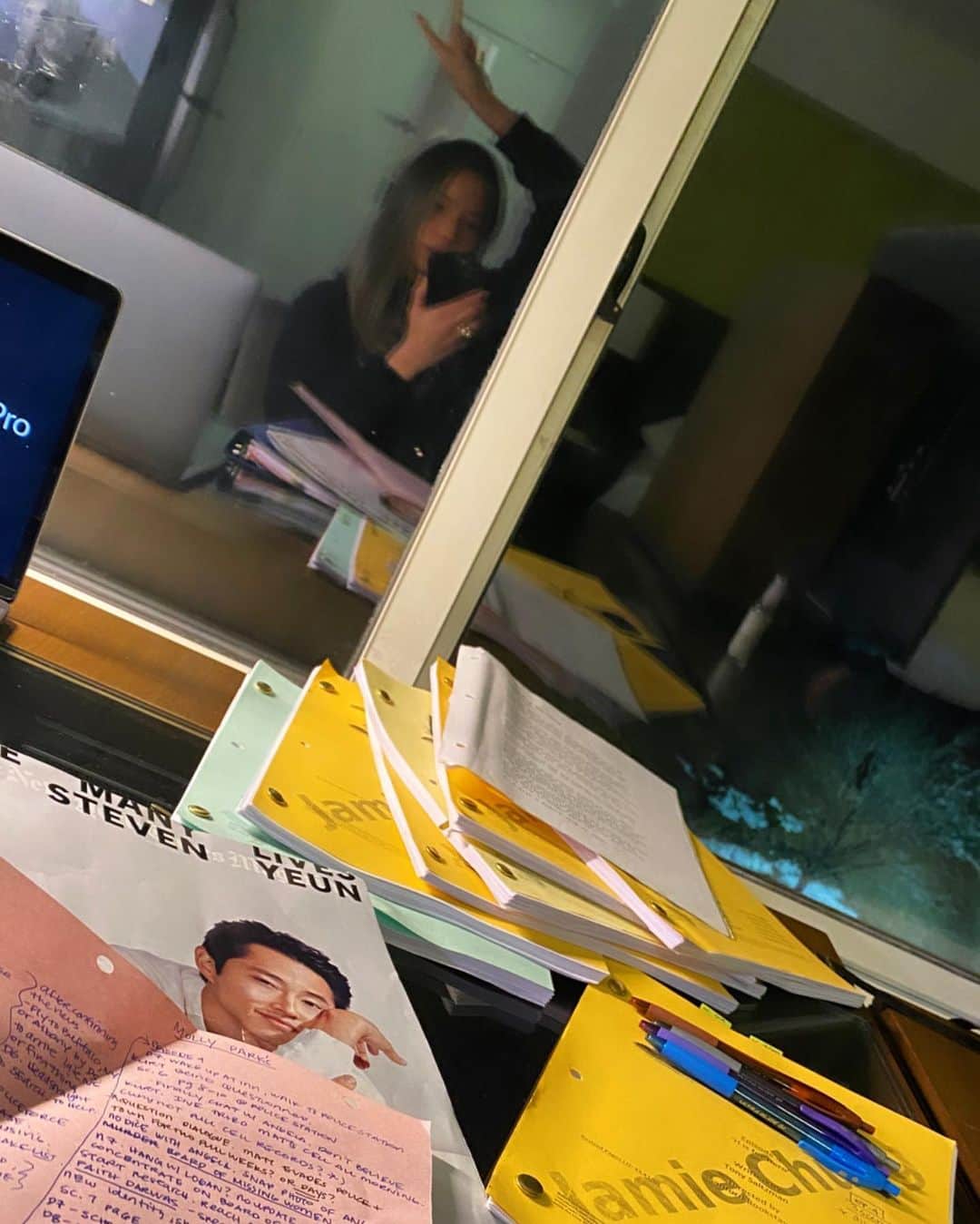 ジェイミー・チャンのインスタグラム：「Things on my desk that I’m currently reading and that you should check out. “Regrets of Dying” by Bronnie Ware, a powerful short put on my radar by my favorite teacher @respectfulleigh. And the @tmagazine interview with @steveyeun and Jodie Foster from Feb 7, 2021. Get inspired y’all.」