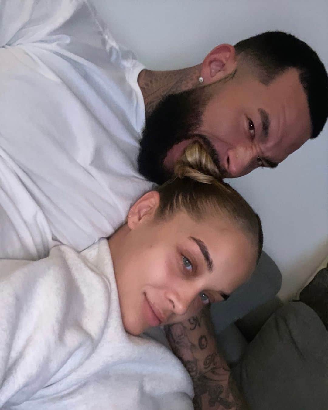 ジャスミン・サンダースのインスタグラム：「He likes to bite my buns 🙈❤️」