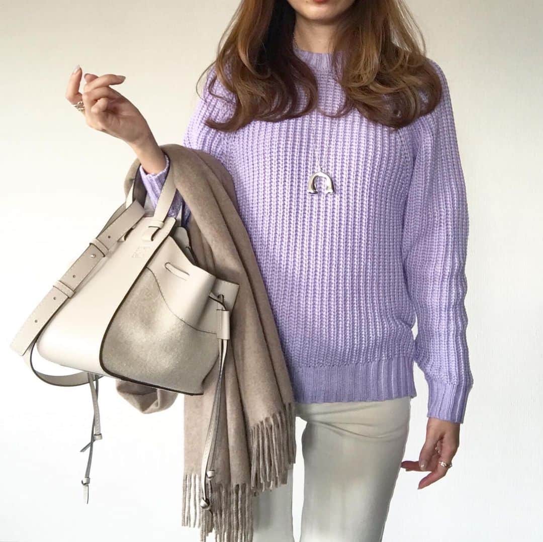 mario_dozonoのインスタグラム：「💜💜✔️ today’s outfit…❤︎ * キレイ色ニットコーデ。 色違いのピンクを愛用中の @kuih_store のラグランスリーブニット❤︎ * この優しいラベンダーカラーも忘れられず先日追加😍 * ゆるっとしたシルエットもタイプ❤︎ * * knit & down… @kuih_store denim… upperhights bag… loewe shoes… valentino * * * #outfitoftoday #instafashion #kuih #kuihst #loewe #loewebag #loewehammock #upperhights #クイ #ニットコーデ #ざっくりニット #ゆるニット #春ニット #ローゲージニット #ロエベ #ロエベバッグ #ロエベハンモック #ゆるふわ巻き #カジュアルコーディネート #大人カジュアルコーデ #ママコーディネート #きれいめカジュアル #30代ファッション #アラフォーファッション #大人シンプルコーデ #アッパーハイツ #ホワイトデニム #デニムコーデ」