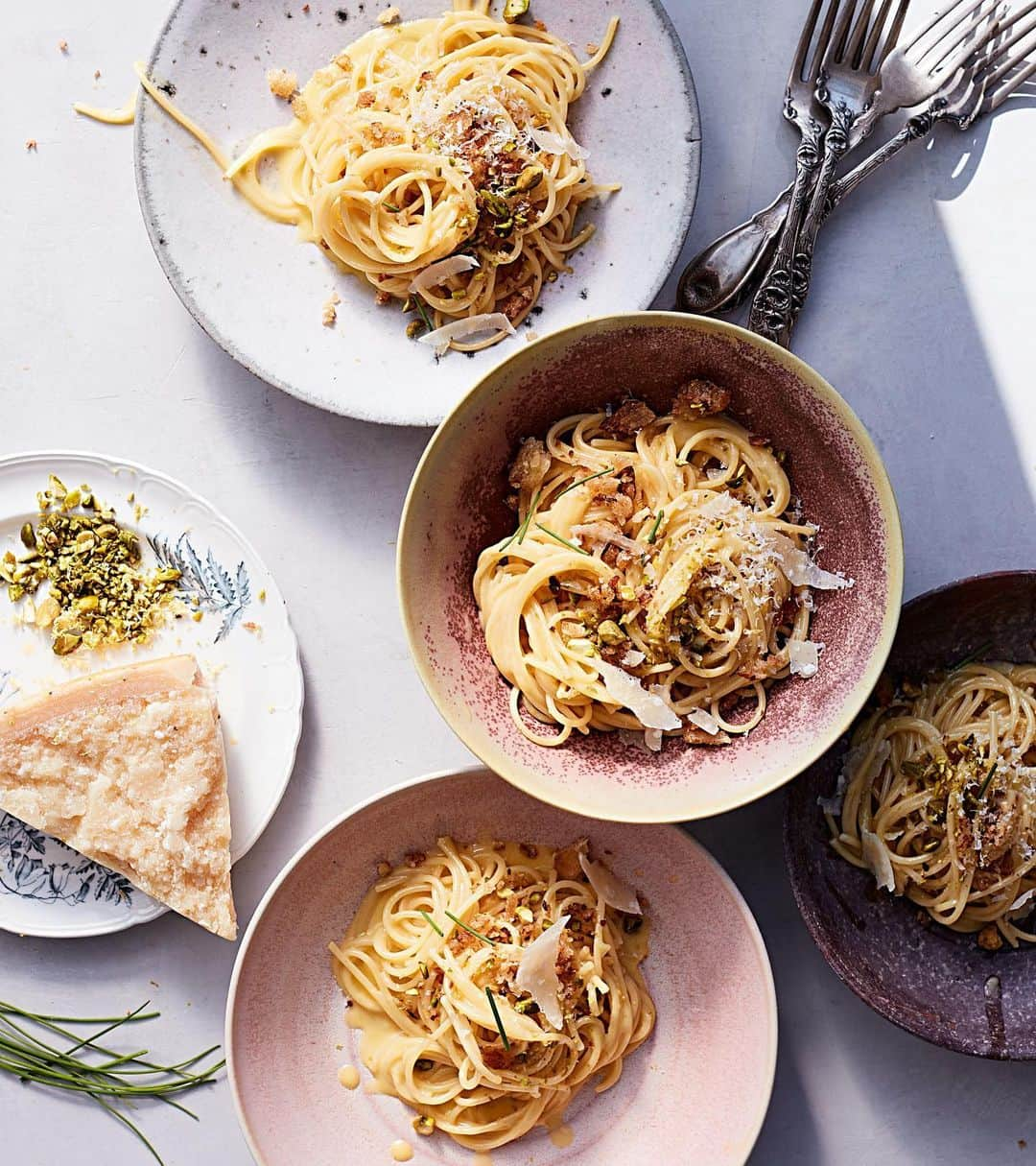 マーサ・スチュワートさんのインスタグラム写真 - (マーサ・スチュワートInstagram)「This creamy lemon pasta is like a vegetarian spaghetti carbonara! Meaty pistachios stand in for guanciale, cream amps up the usual eggs and cheese, homemade breadcrumbs add crunch, and a heap of lemon zest brightens up the whole dish. Add this recipe to your list of quick, weeknight go-tos by visiting the link in bio. 📷: @johnny_miller_」2月24日 9時38分 - marthastewart