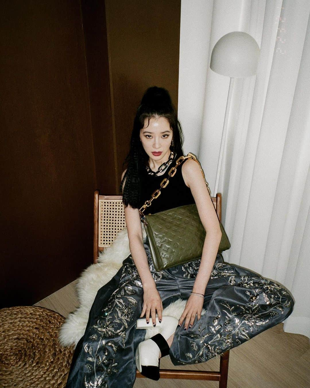 アイリーン・キムさんのインスタグラム写真 - (アイリーン・キムInstagram)「LV is a mood @louisvuitton 🥵⛓ #LVCoussin #광고」2月24日 9時38分 - ireneisgood