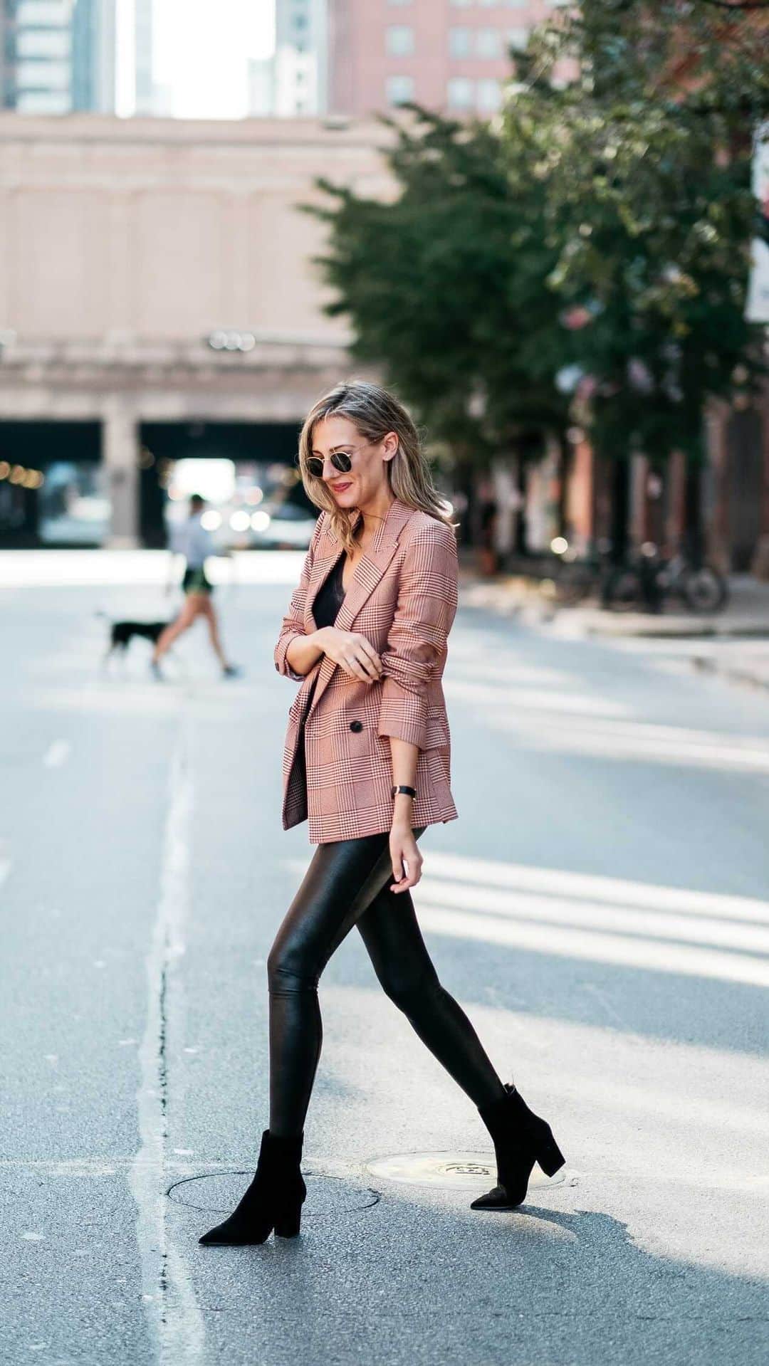 Anna Jane Wisniewskiのインスタグラム：「You’ve probably picked up on the fact that I’ve been living in my @spanx faux leather leggings. They couldn’t be more perfect for my stage of life—that is postpartum PLUS working from home. However, I loved them just as much when I wasn’t postpartum and was going into the city for meetings, dates, and what not.   I’m featuring three ways to wear them on this reel—taking these famous leggings (that I’d recommend over and over again) from casual to date night! They’re truly the all-purpose legging. And you can get 10% off your entire order plus free shipping with code SEEANNAXSPANX! #spanxpartner」