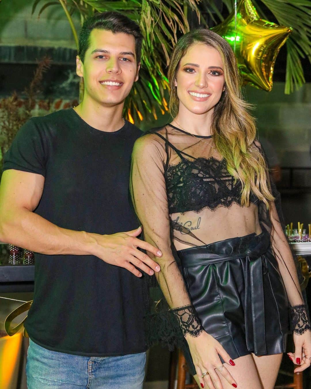 ナターリア・ガウジオのインスタグラム：「Hoje é dia deleee, do meu parceiro, melhor amigo e amor!! Trintouuu né hahahahha como o tempo voa, mas ao seu lado tudo fica melhor, amo poder compartilhar, construir e dividir minha vida com você!! Parabénsssss Mo, te desejo sempre tudo de melhooor, muitas felicidades, paz, amor, saúde e sucessoooo!! Você merece tudo de mais incrível nessa vida!! Que possamos realizar todos nossos sonhos juntos e que Deus te abençoe sempre!! Te amooo muitooo e obrigadaaaa por tudoo!! 🙏🏻✨🥂👏🏻🎉🎈🎊🎂❤️ #bday #love #bettertogether #mybae #3.0 #trintou #happiness #celebrate」