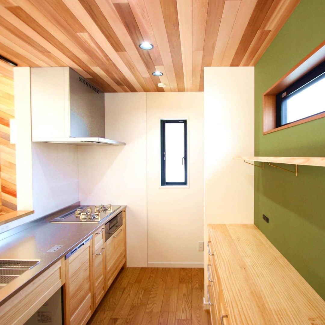 のインスタグラム：「#inouek #kitchin #woodone #woodoneキッチン #mossgreen  #井上建設 #下関注文住宅　  モスグリーンのクロスがwoodoneのキッチンとカップボードを引き立てます。グリーンと木の色は相性良いです✨」