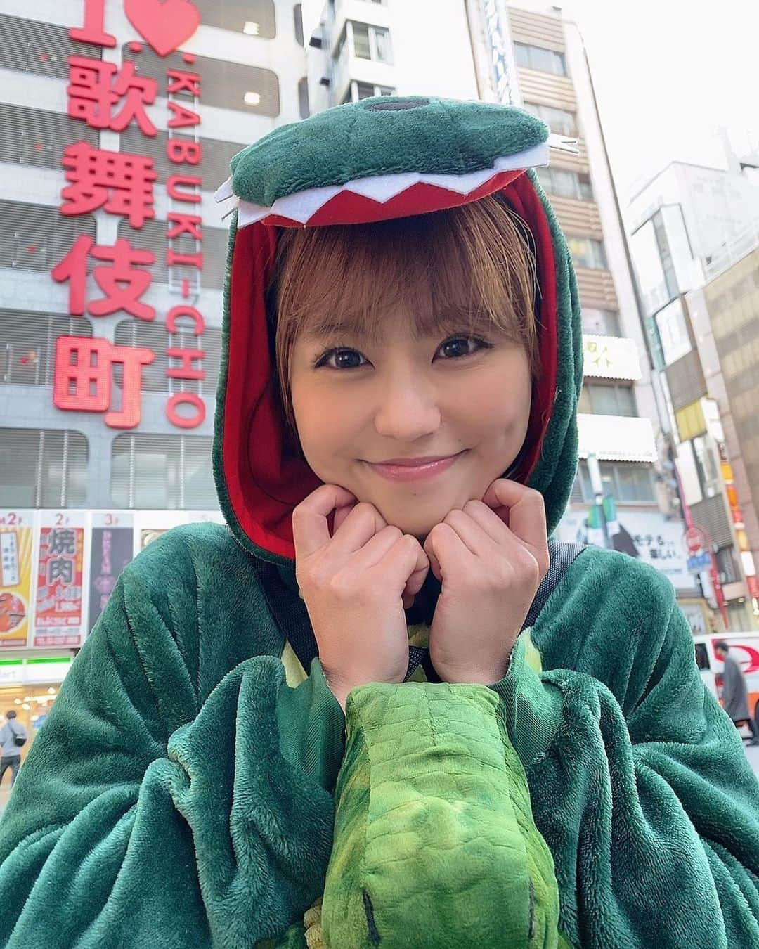 亜矢みつき（神谷充希）さんのインスタグラム写真 - (亜矢みつき（神谷充希）Instagram)「進撃！歌舞伎町🐊🔥 #ゴジラ #歌舞伎町  #作品撮り #オフショット」2月24日 9時46分 - ma.yamitsuki