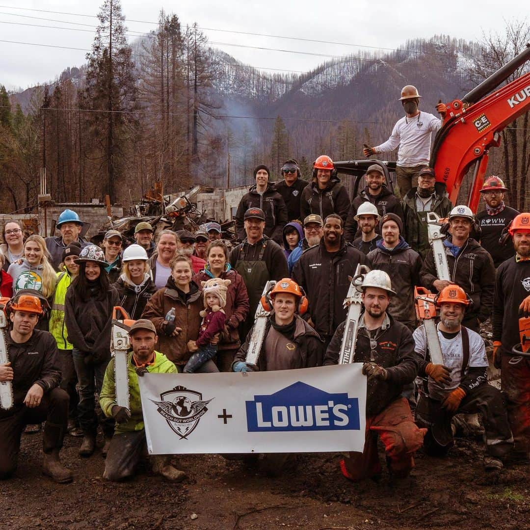 コーディー・ウォーカーのインスタグラム：「I am so proud of the entire @reachoutww team and all of the amazing volunteers and supporters that made last weekend possible. Following the devastating fires in Oregon last fall, the small town of Blue River, Oregon was almost completely burned down. With a volunteer workforce of 50+ people and heavy equipment #ROWW was able to clear 19 home sites and the town’s general store. Clearing a home site can cost a homeowner upwards of $30,000 and ROWW is able to provide these services absolutely free. That’s a savings of $600,000 to this community! And a special thanks to ROWW’s disaster relief partner @loweshomeimprovement for their continued support 🙏 #teamroww #disasterrelief」