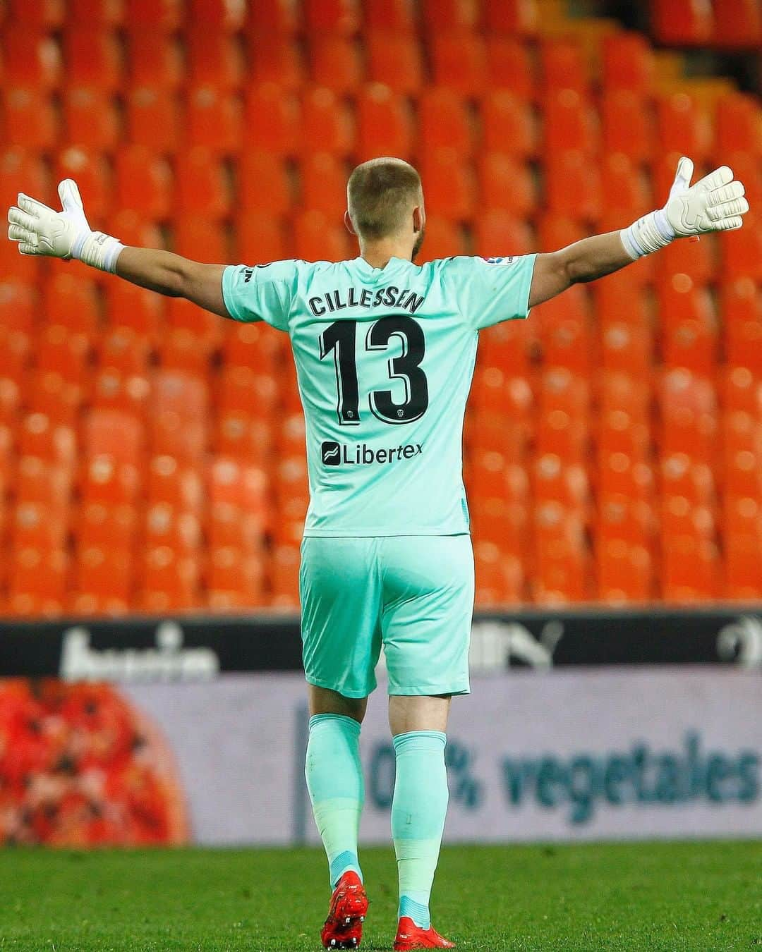 LFPさんのインスタグラム写真 - (LFPInstagram)「PLAY time! 😄🧡  ¡Tiempo de JUEGO! 🧡🦇  #Cillessen #Valencia #Football #LaLigaSantander #LaLiga #YouHaveToLiveIt #HayQueVivirla」2月24日 10時00分 - laliga